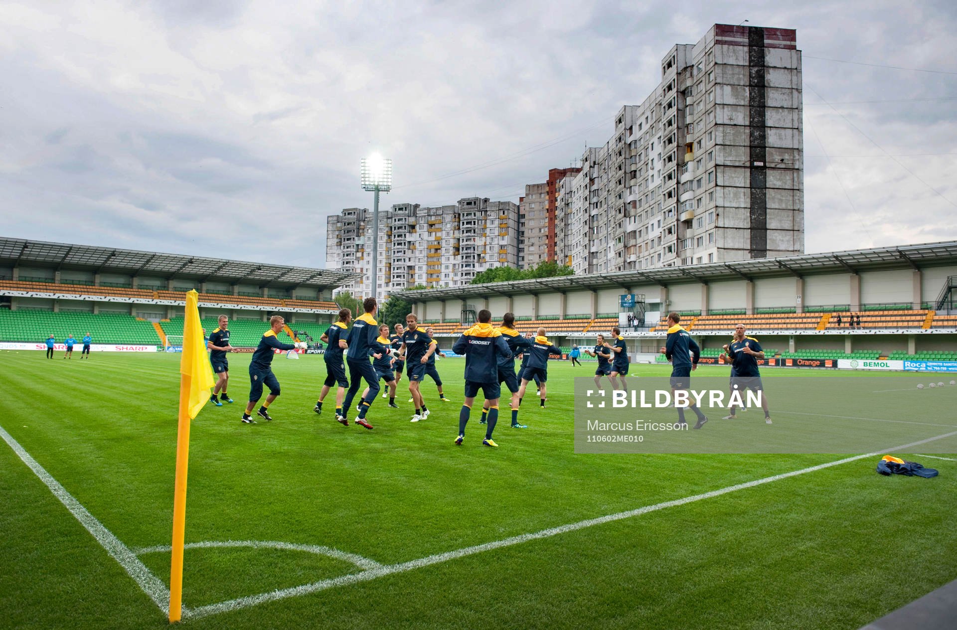Träning på Zimbru Stadium i Chisinau, Moldavien