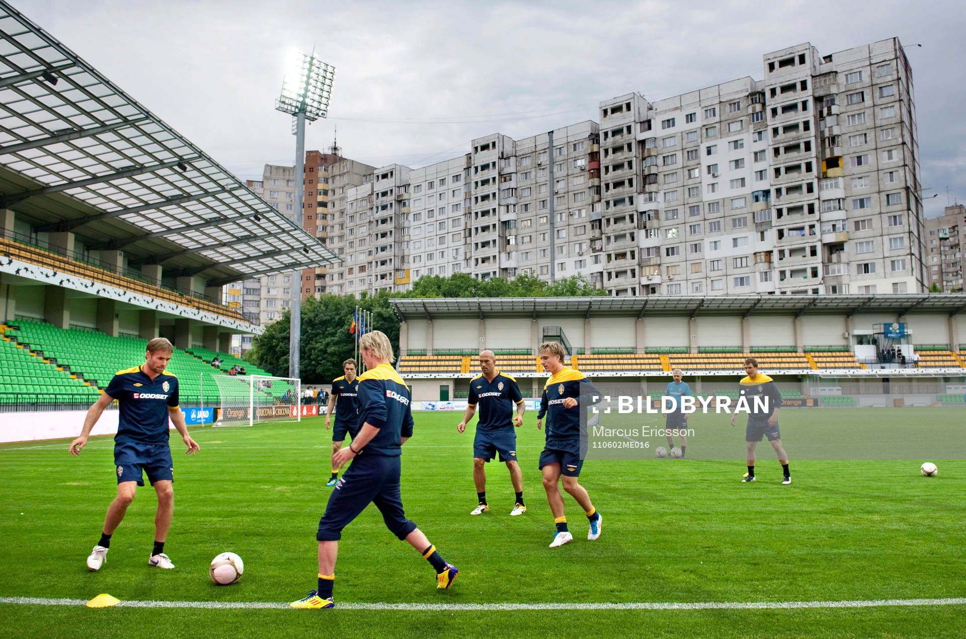 Träning på Zimbru Stadium i Chisinau, Moldavien