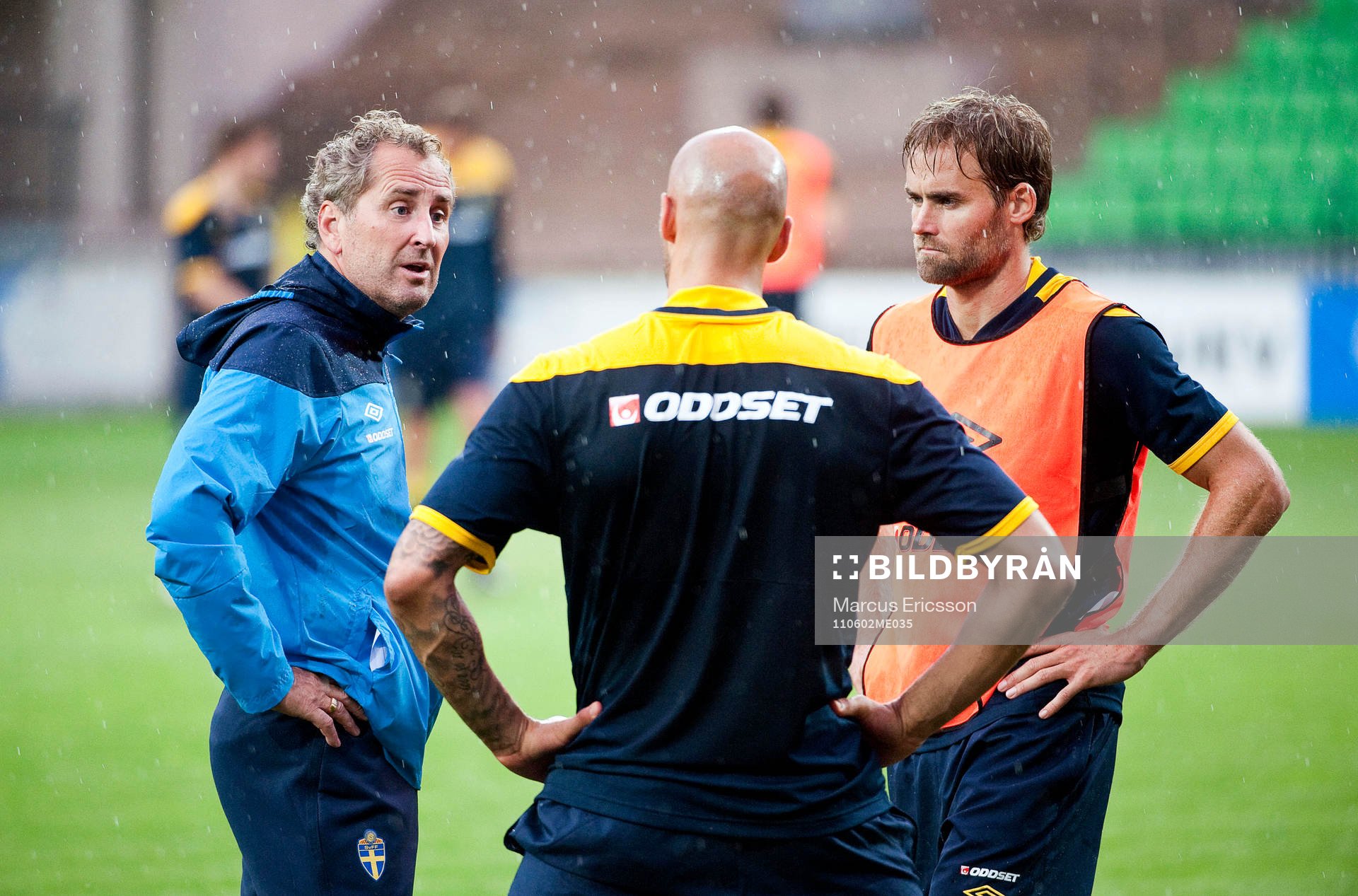 Erik Hamrén pratar med Daniel Majstorovic och Olof Mellberg