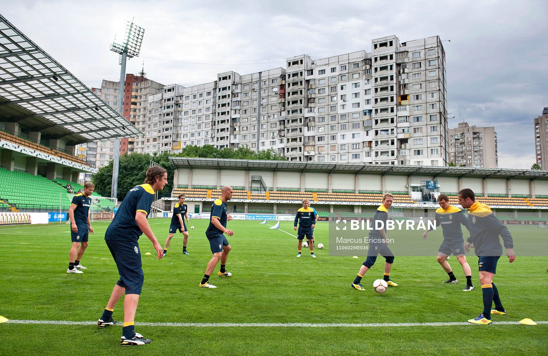 Träning på Zimbru Stadium i Chisinau, Moldavien