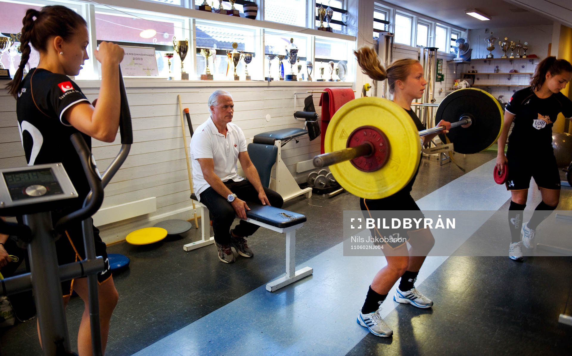 Malin Levenstad tränar i gymmet, Glenn Hysén tittar på