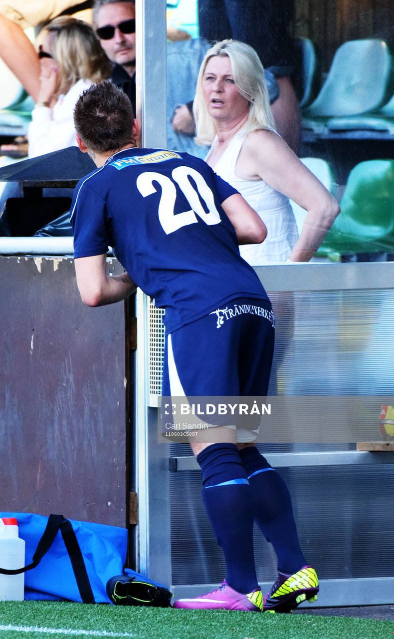 Anton Hysén, Utsiktens BK, pratar med mamma Helena Hysén