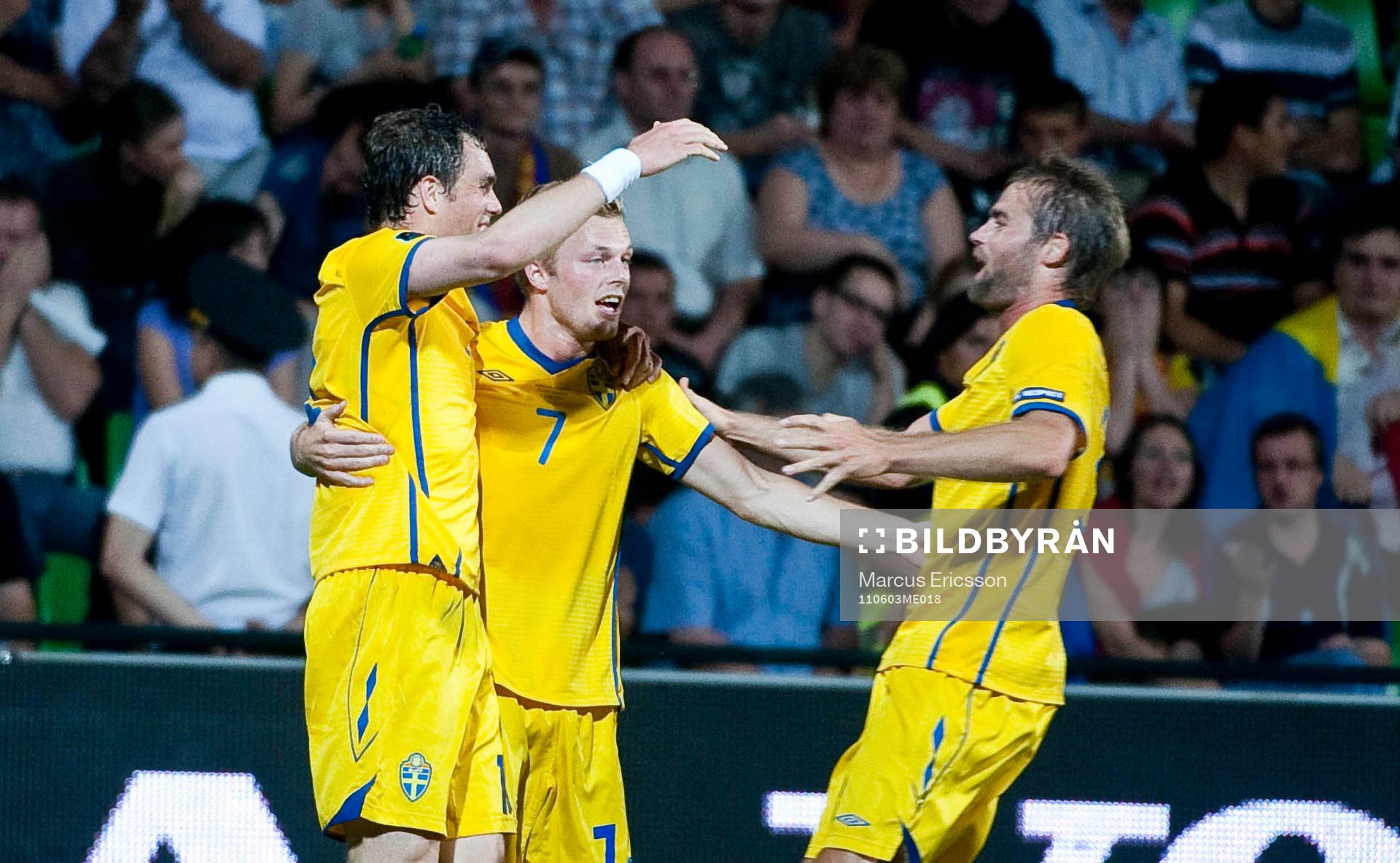  Jubel I sverige efter 0-2. Johan Elmander, Sebastian Larsson och Olof Mellberg.