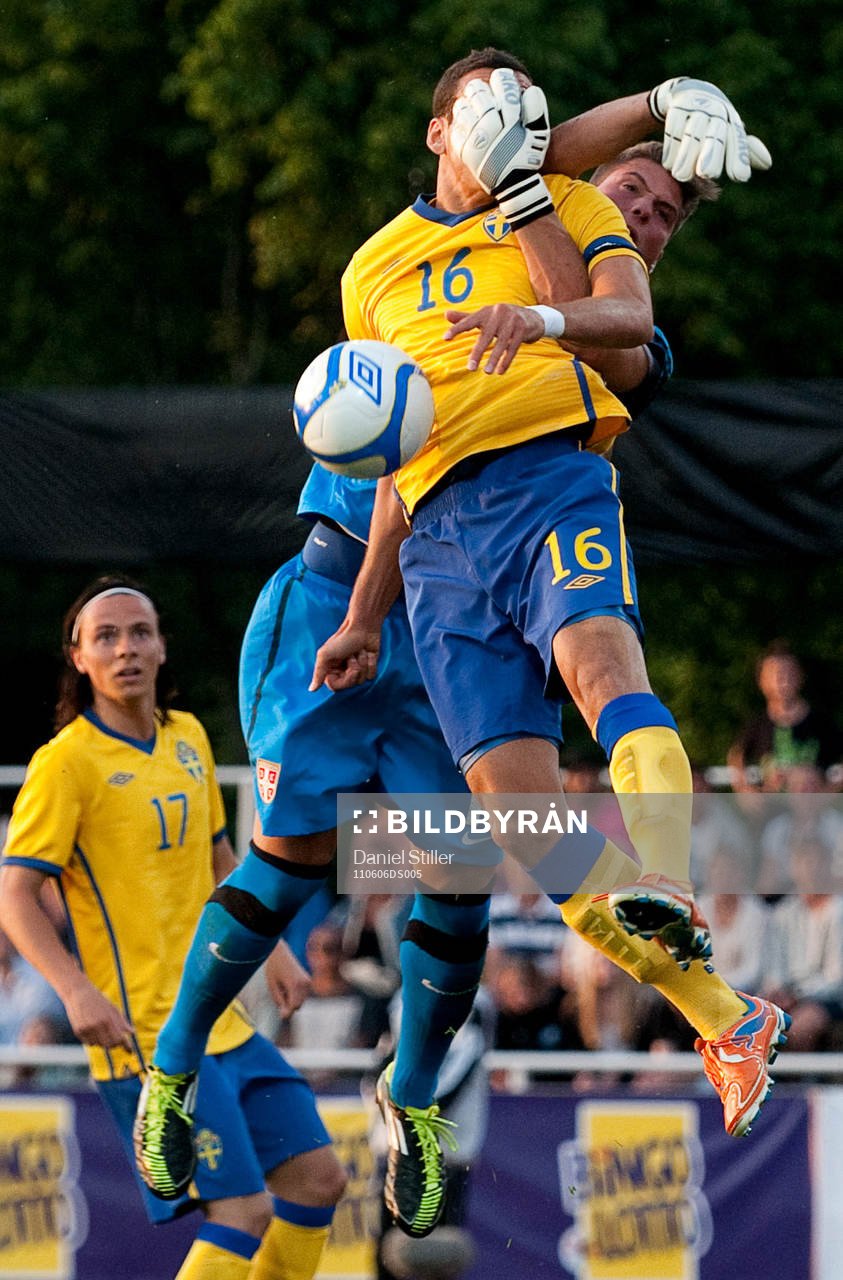 Mervan Celik, Sverige, Vaso Vasic, målvakt Serbien