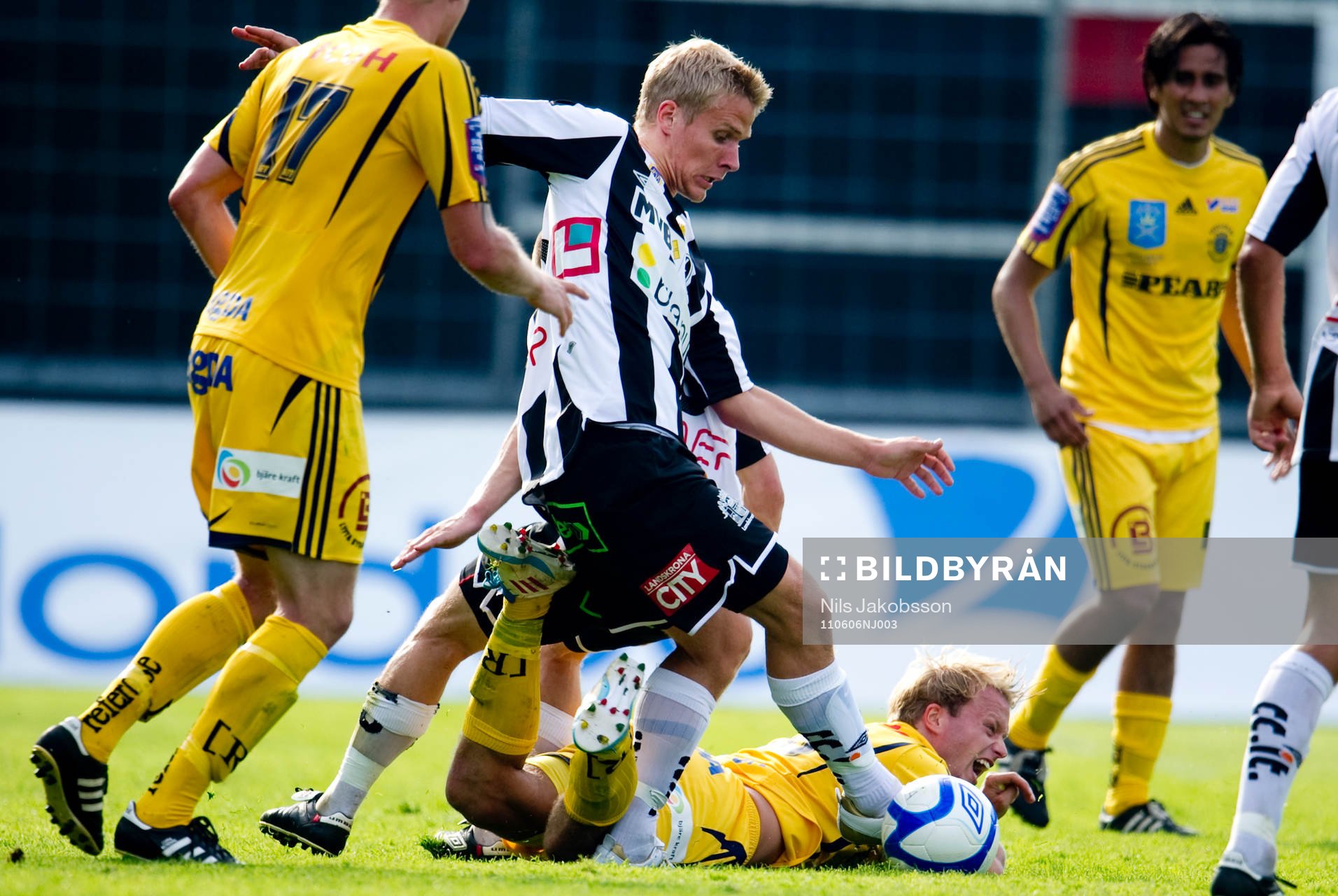 Linus Olsson, Landskrona, kör över en spelare i Ängelholm