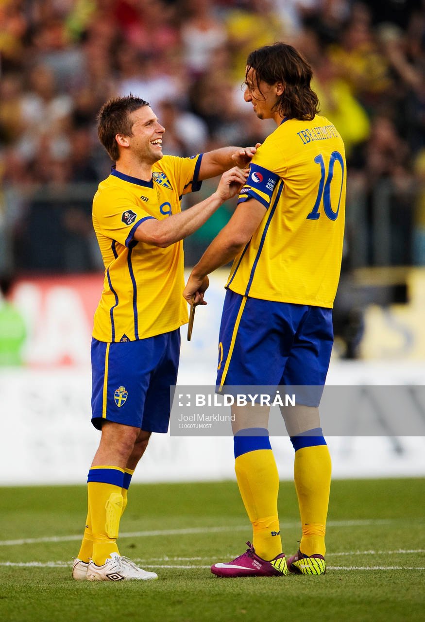 Anders Svensson lämnar över kaptensbindeln till Zlatan