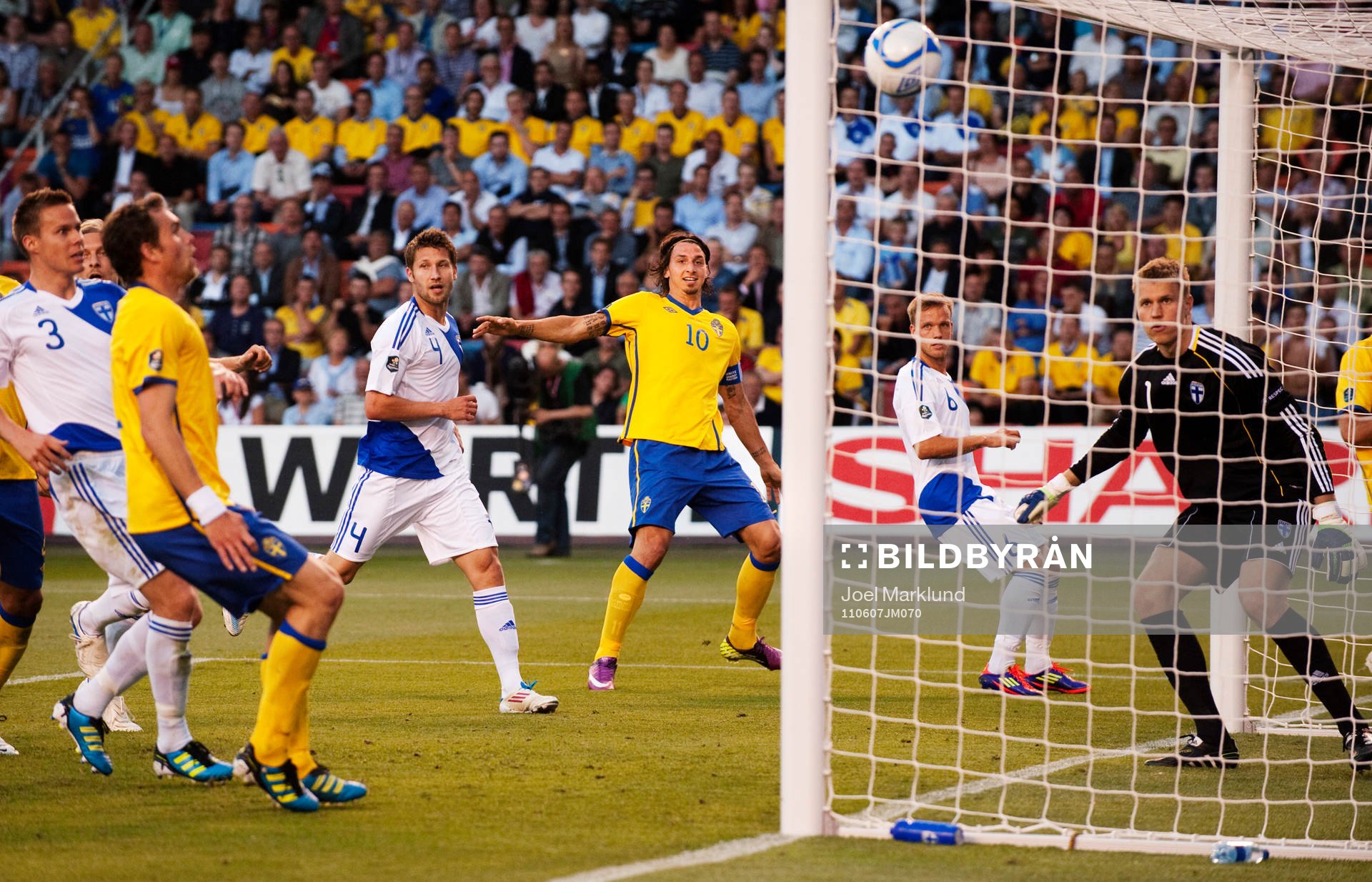 Zlatan Ibrahimovic, Sverige, gör 4-0 bakom Anssi Jaakkola,