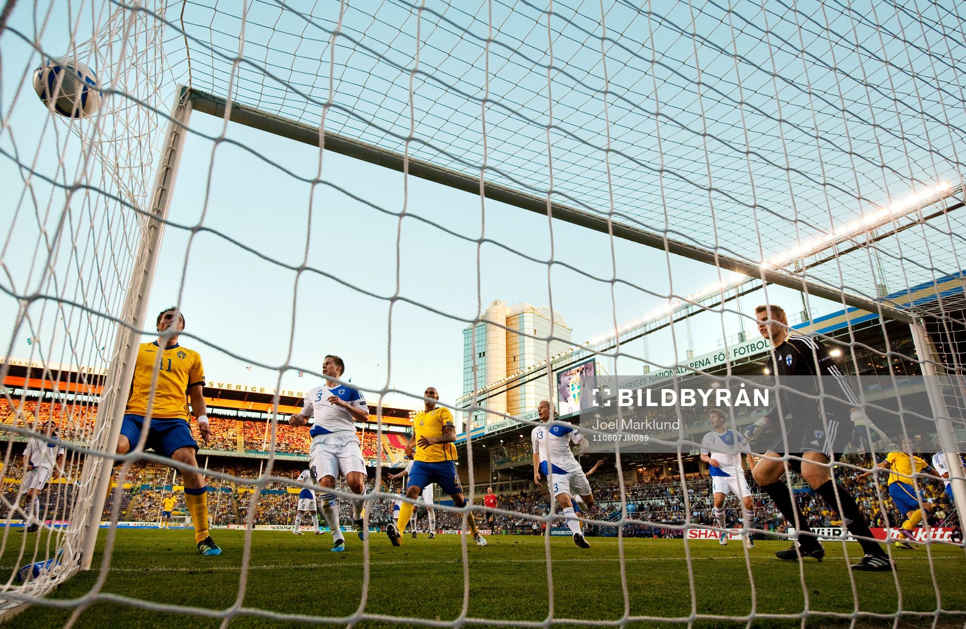 Johan Elmander, Sverige, och Anssi Jaakkola, målvakt,