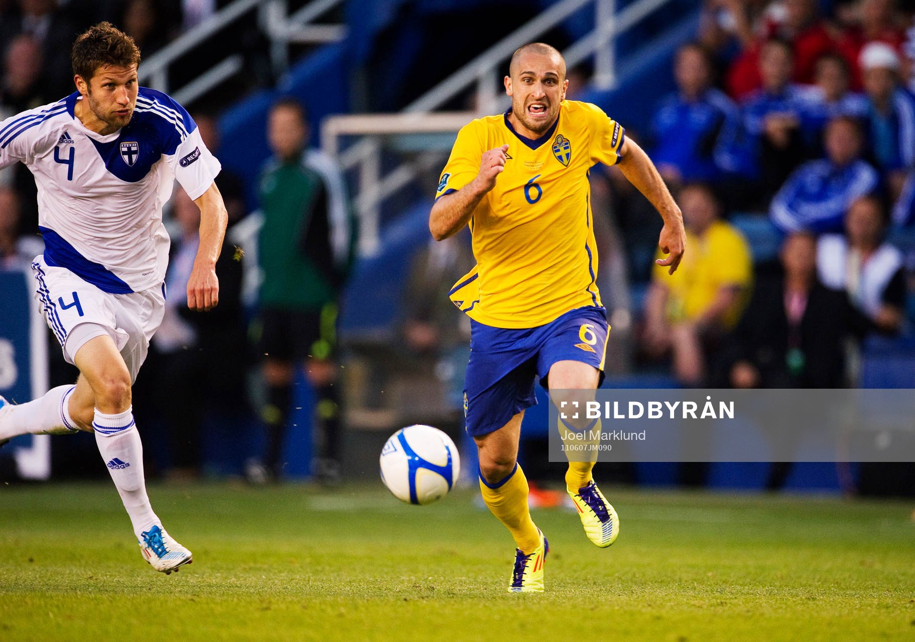 Joona Toivio, Finland, jagar Emir Bajrami, Sverige