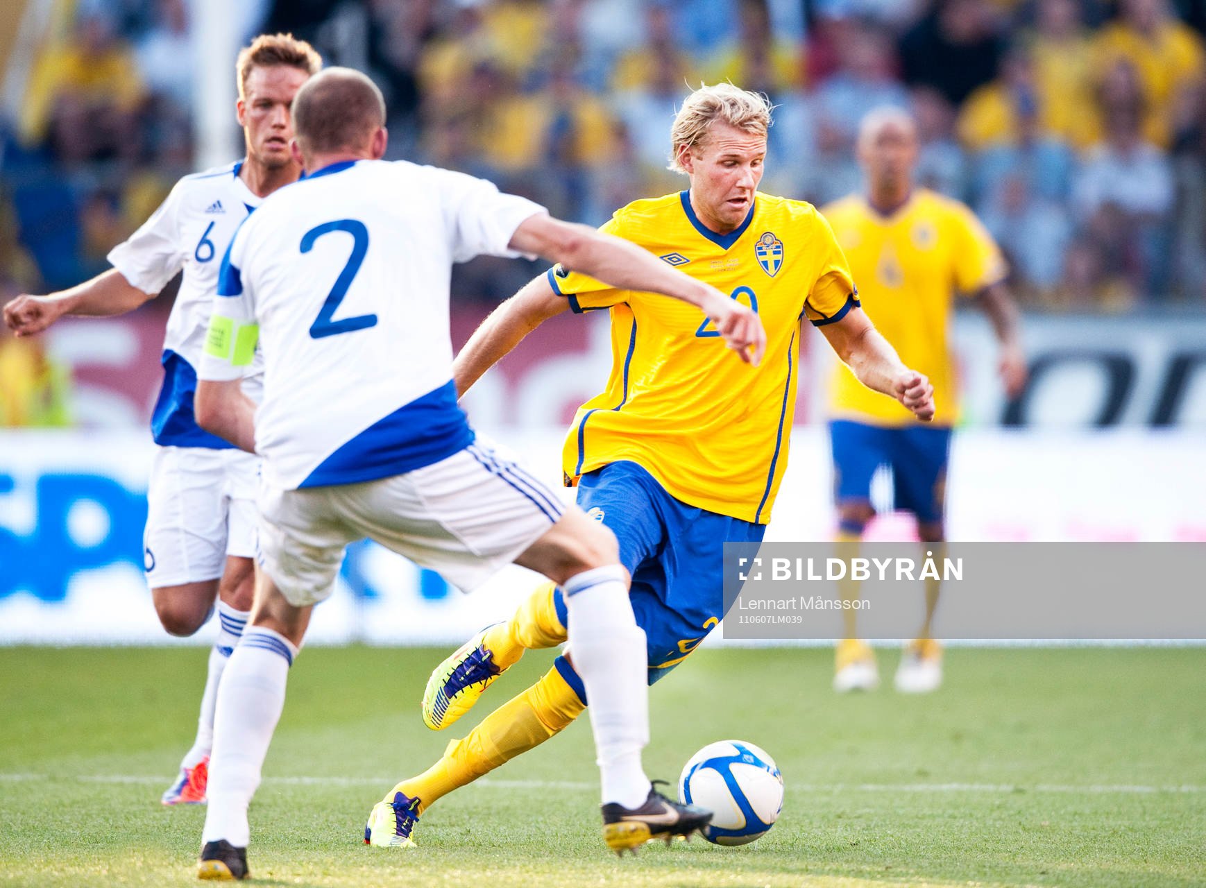 Ola Toivonen, Sverige, får en smäll