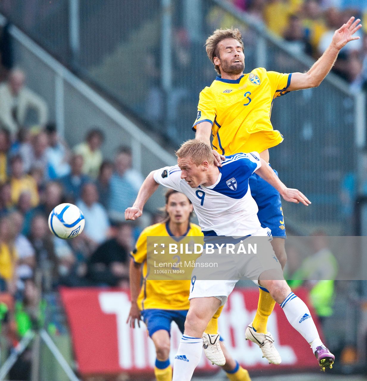 Olof Mellberg, Sverige, hoppar högt på Mikael Forssell,