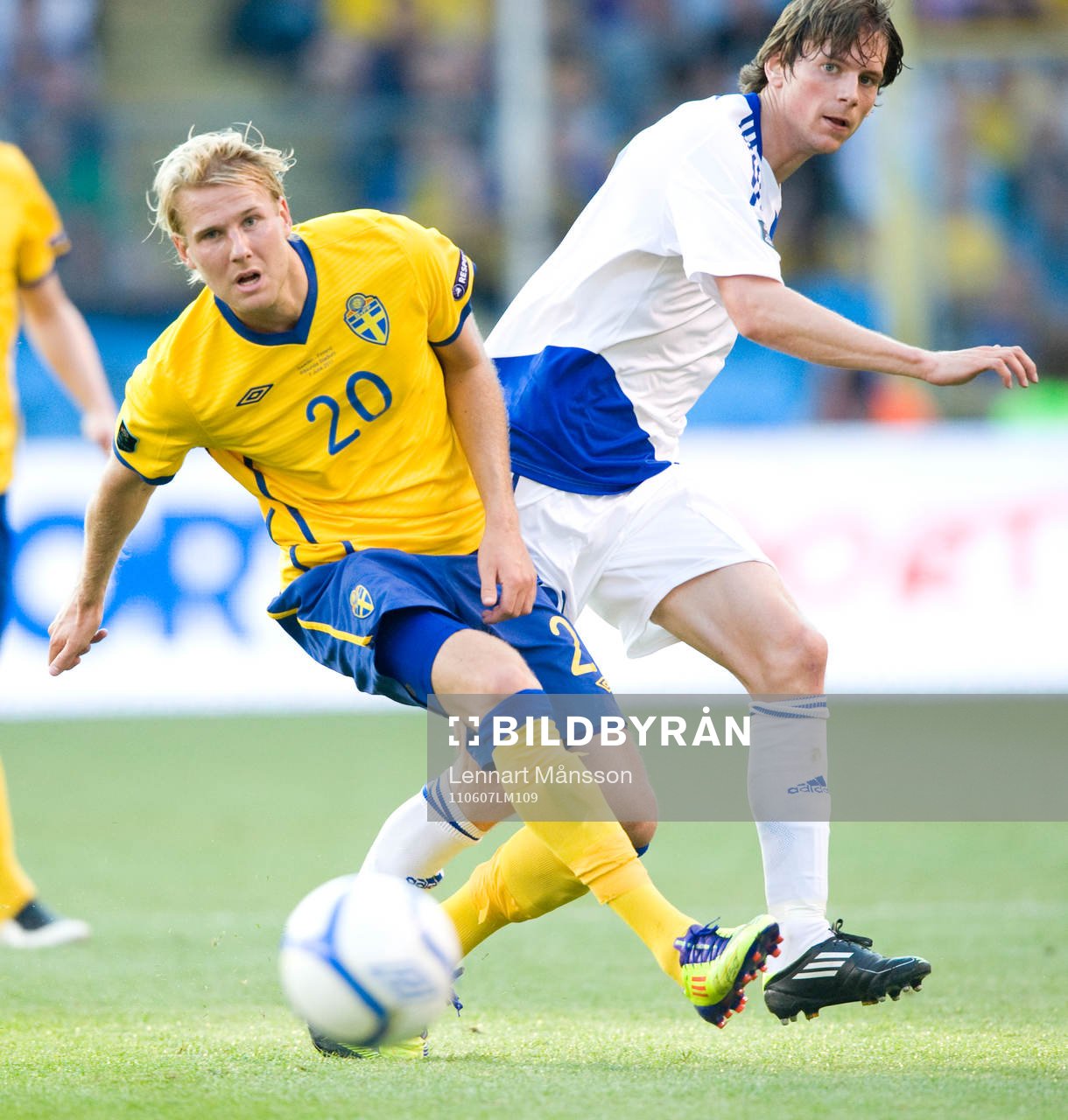 Ola Toivonen, Sverige, får en smäll