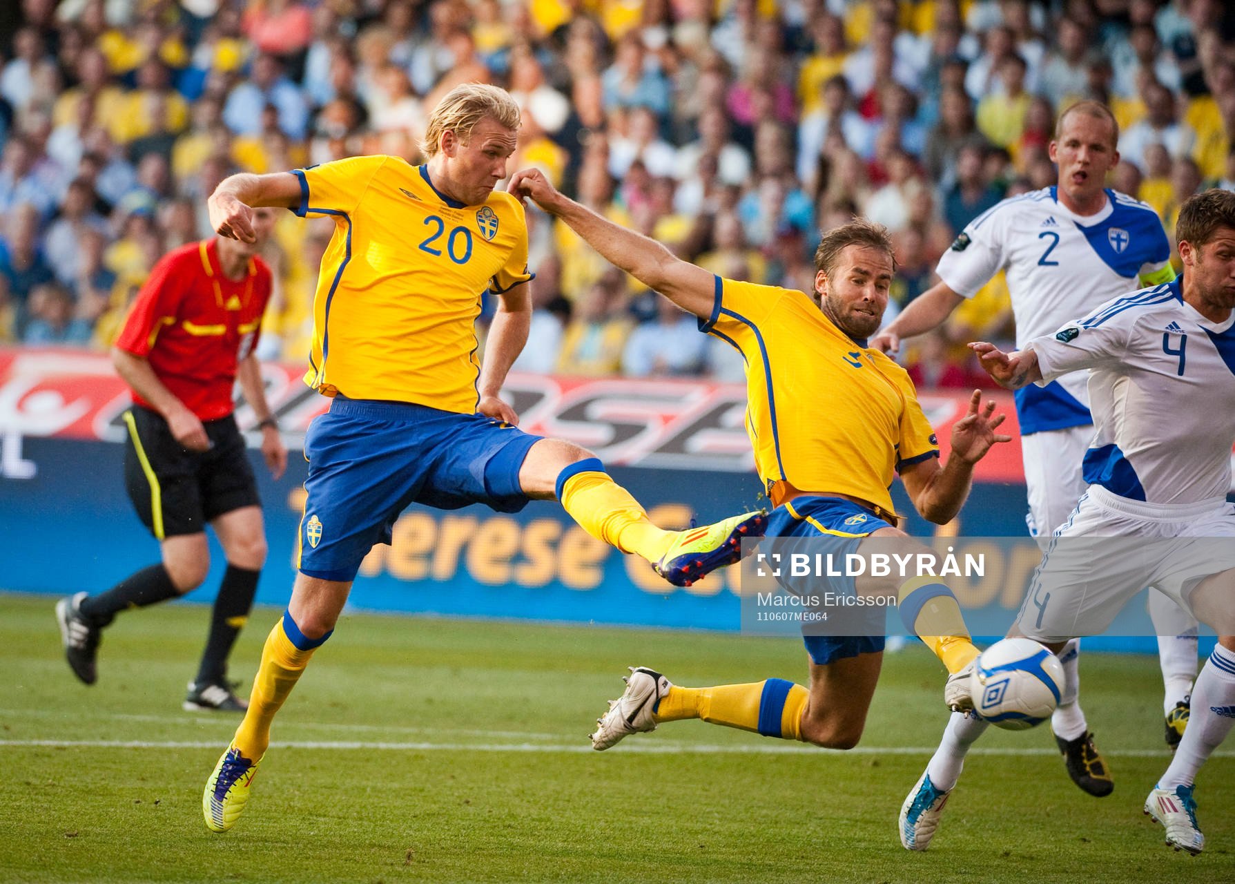 Ola Toivonen, och Olof Mellberg, kastar sig