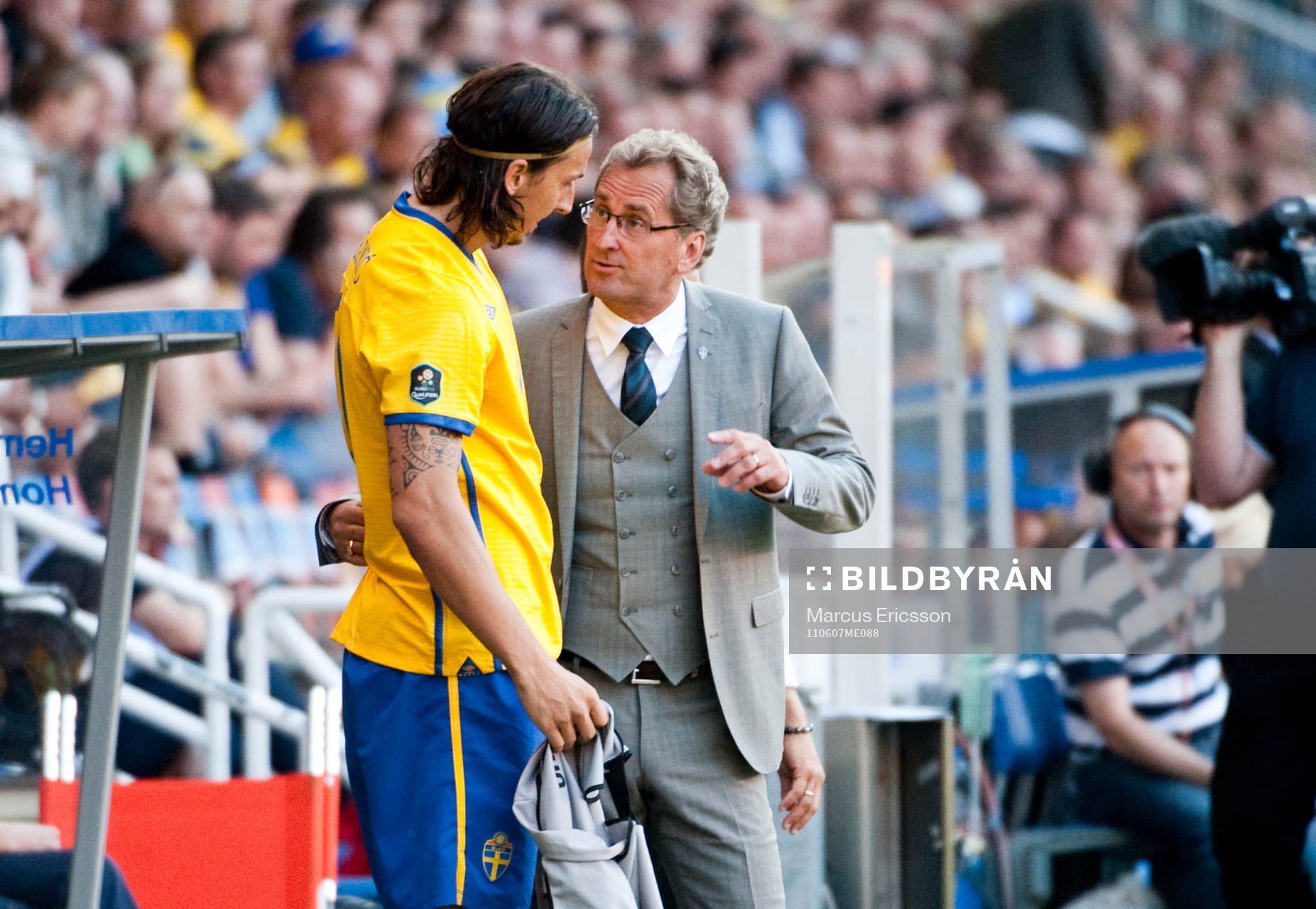Erik Hamrén, förbundskapten, pratar med Zlatan
