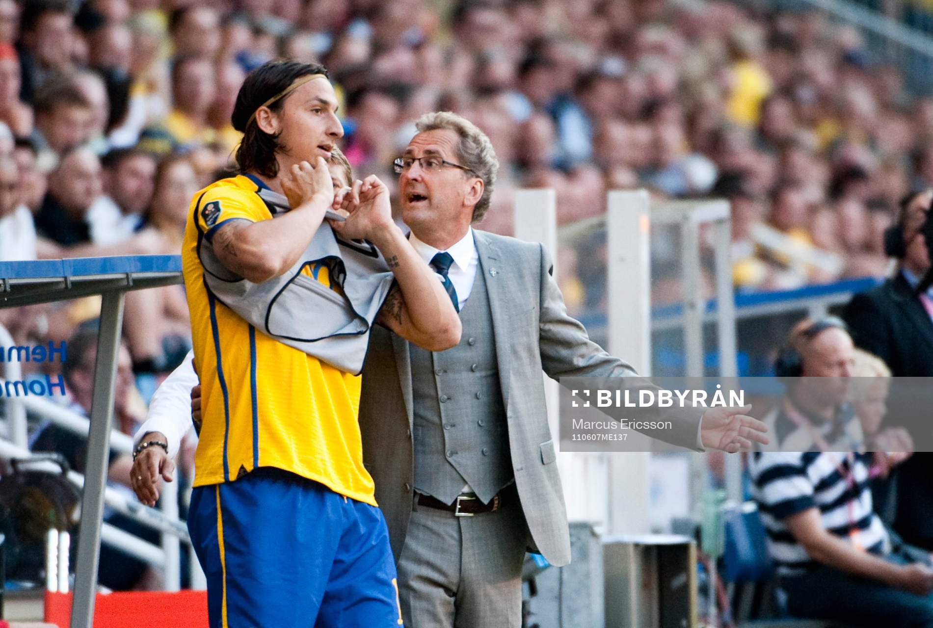 Erik Hamrén, förbundskapten, pratar med Zlatan