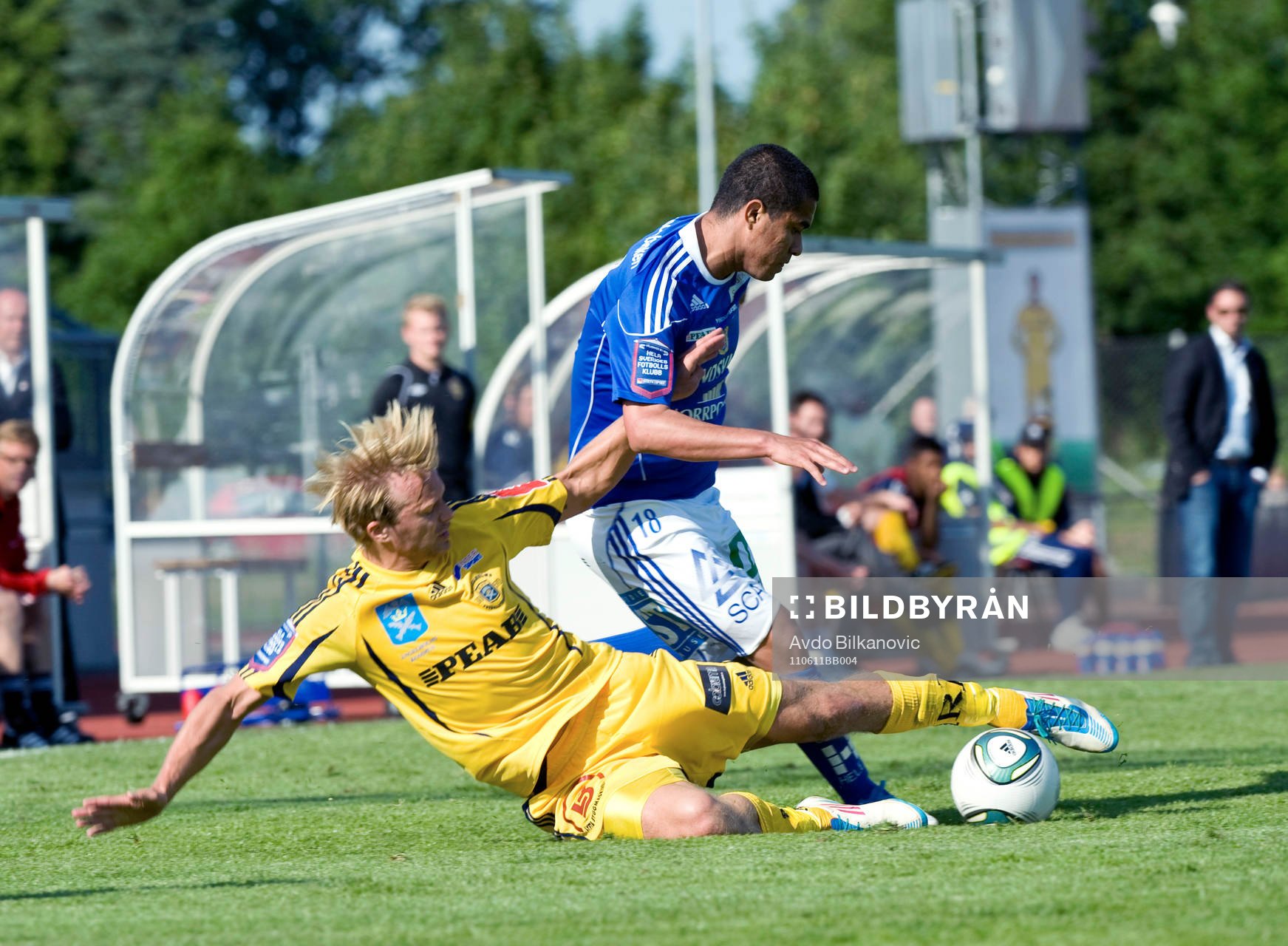 Alexis Mendiola, Sundsvall, stoppas av David Bennhage,