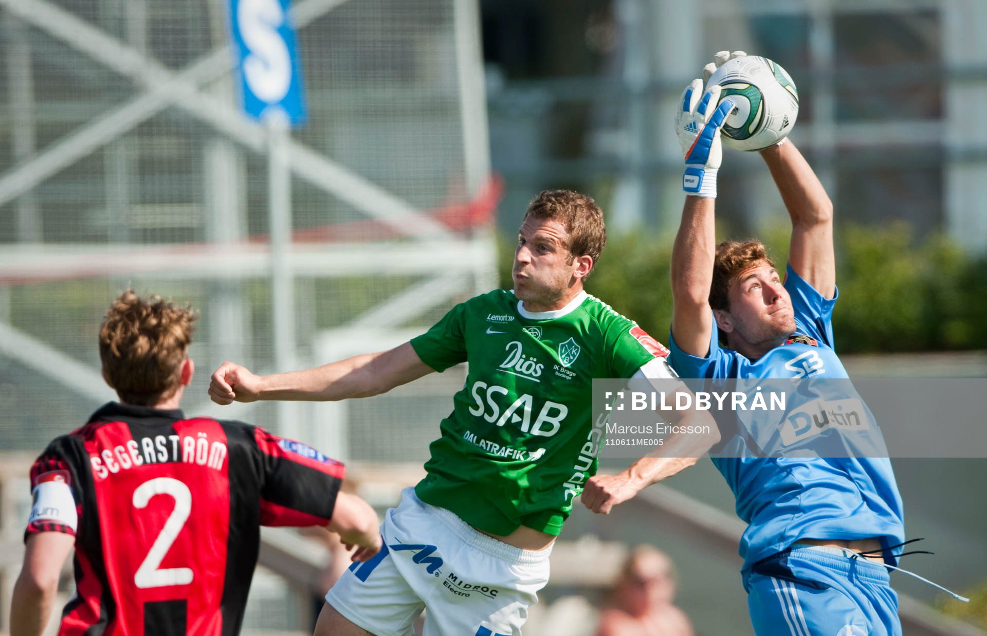 Christoffer Nordfeldt, målvakt BP plockar ned bollen