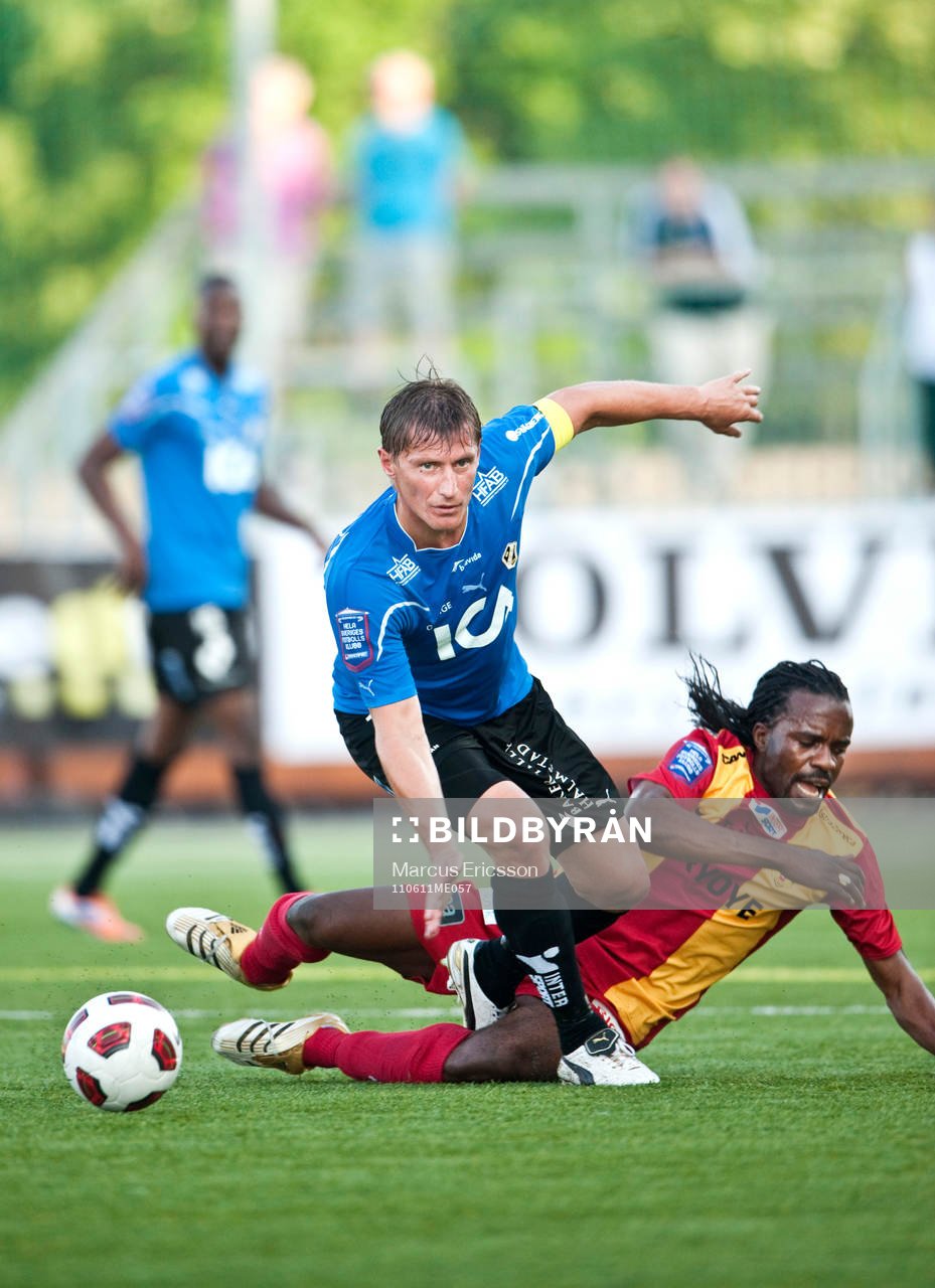  Peter Ijeh, Syrianska trycks åt sidan av Tomaz Zvirgzdauskas, Halmstad