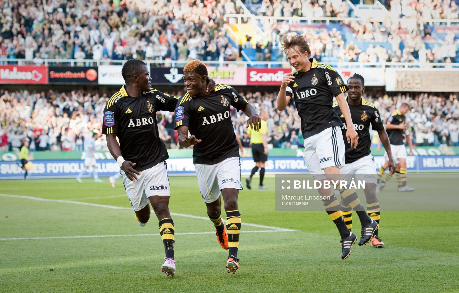  Jubel i AIK efter 1-0 av Mohamed Bangura