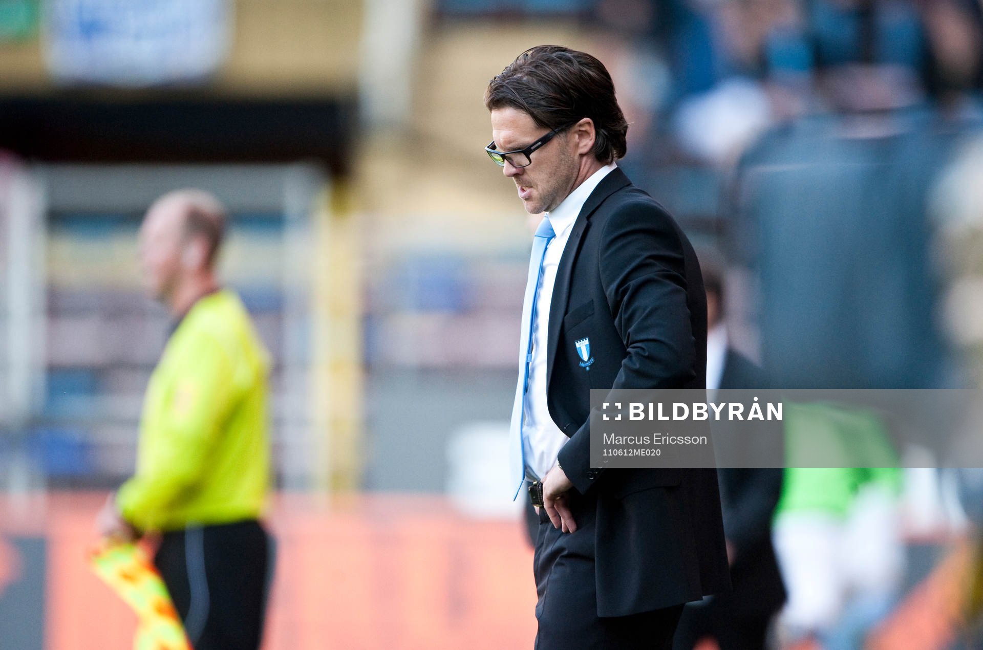 Rikard Norling, tränare Malmö ser ned i backen, depp