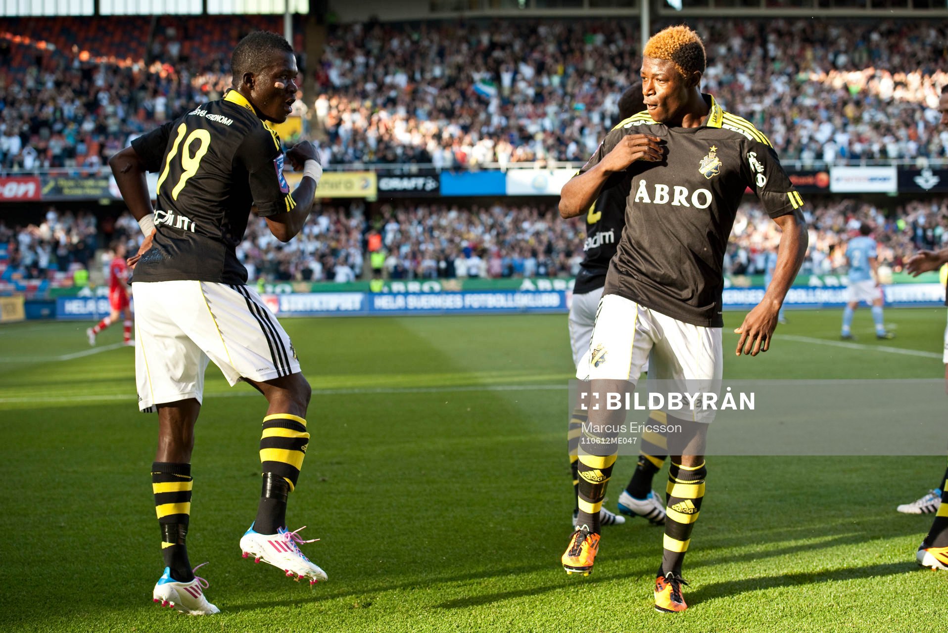 Ibrahim Tete Bangura och Mohamed Bangura jublar i dans.
