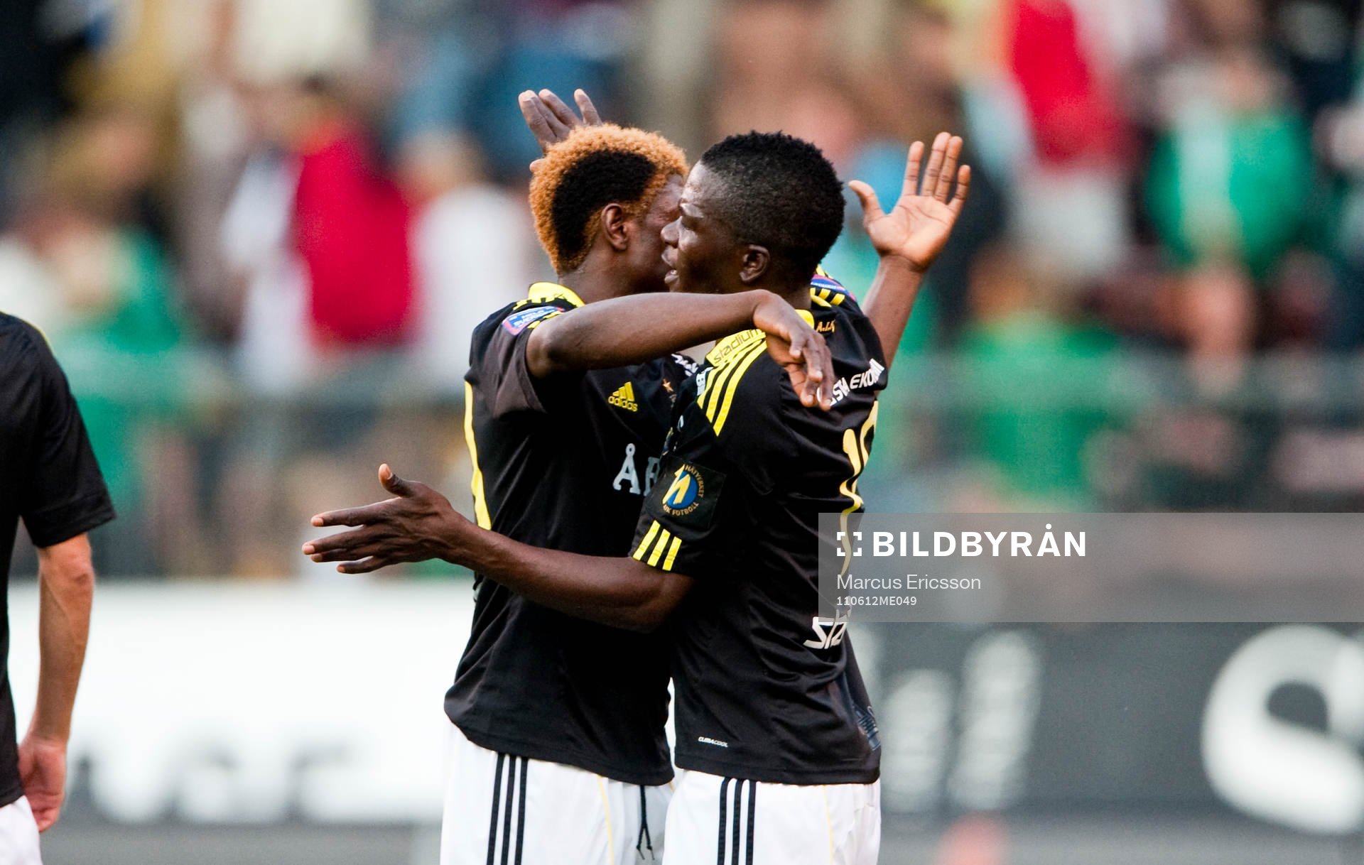  Mohamed Bangura och Ibrahim Teteh Bangura, AIK, kramas.	