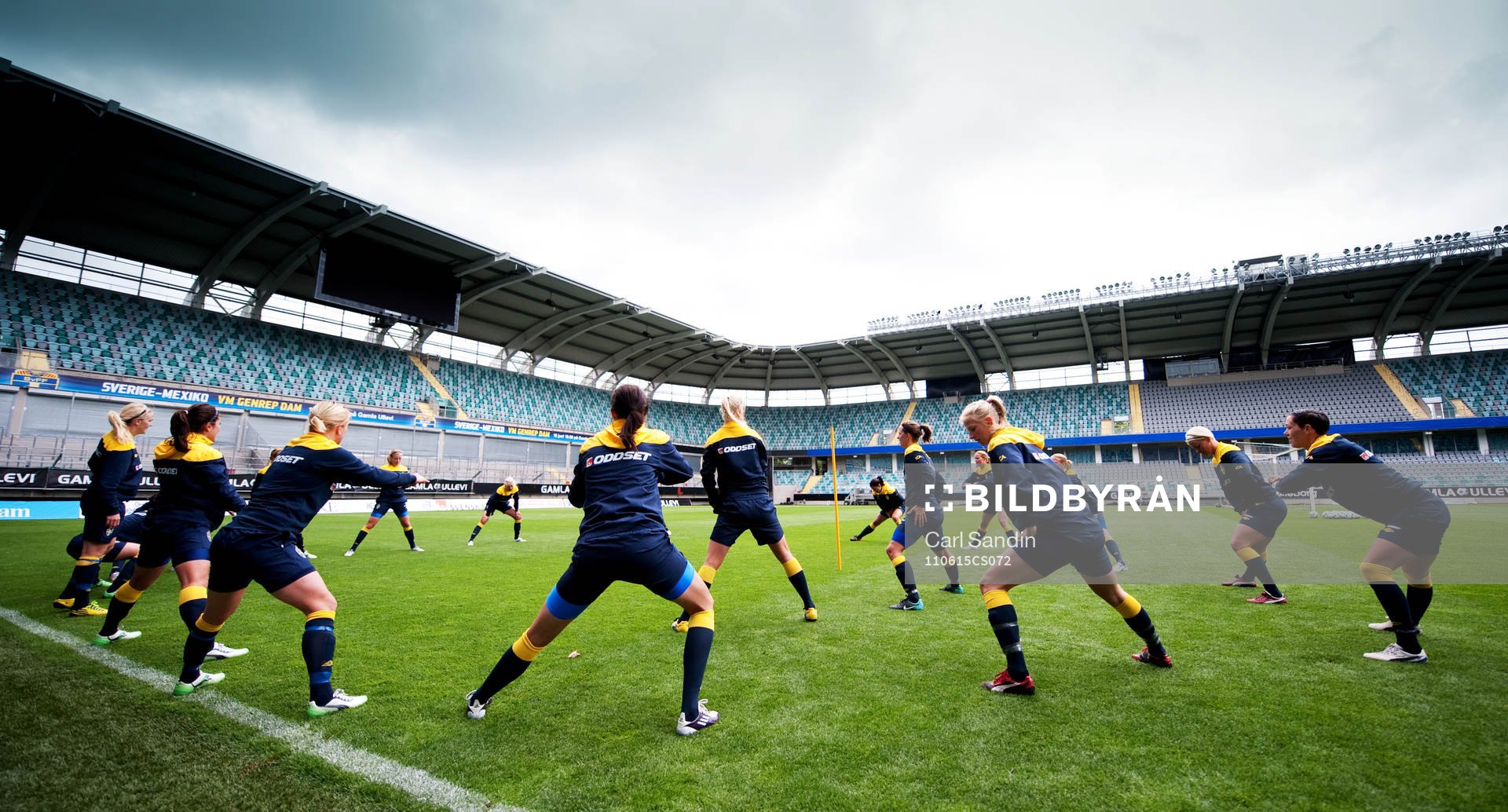 Damerna värmer upp på Gamla Ullevi. Uppvärmning