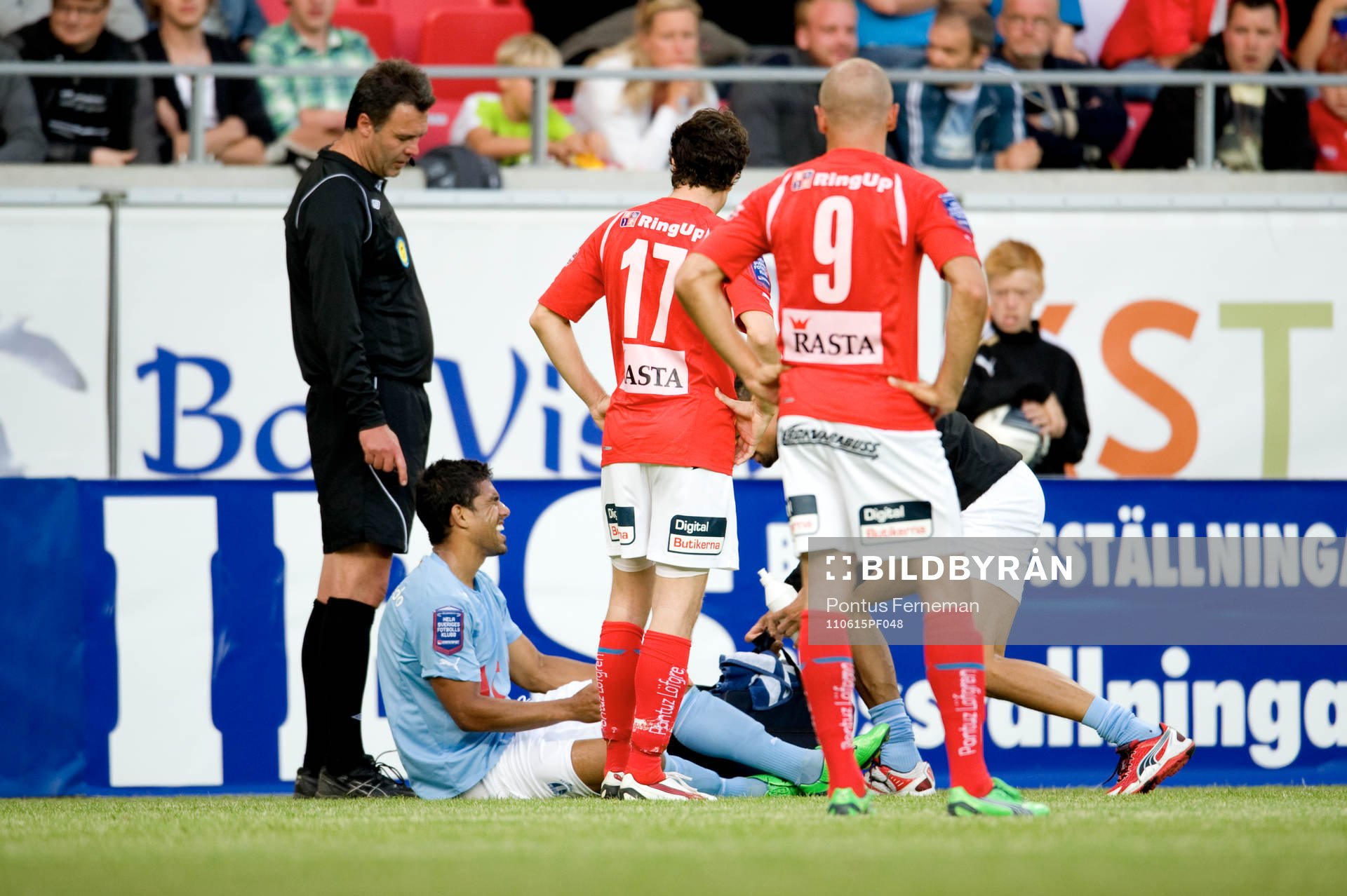  Martin Ingvarsson, domare, Wilton Figueiredo, Malmö, Daniel Mendes och Stefan Larsson, Kalmar.