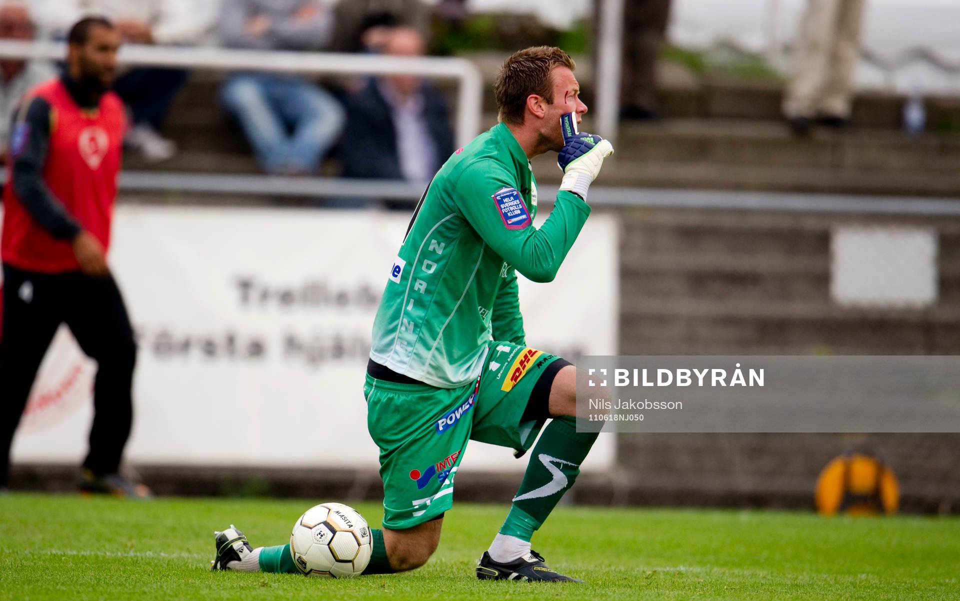 Viktor Noring, målvakt, Trelleborg får ett sprucket