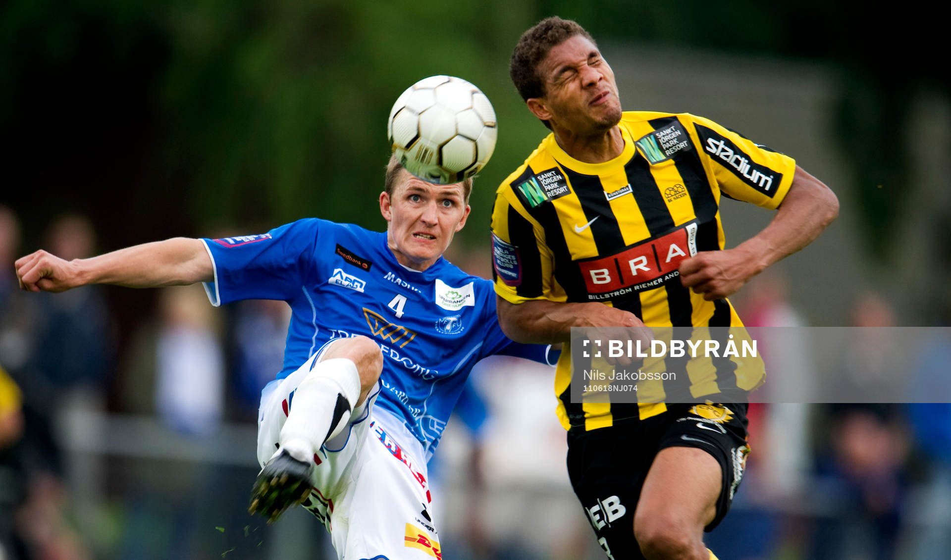 Peter Abelsson, Trelleborg, försöker rensa men Mathias