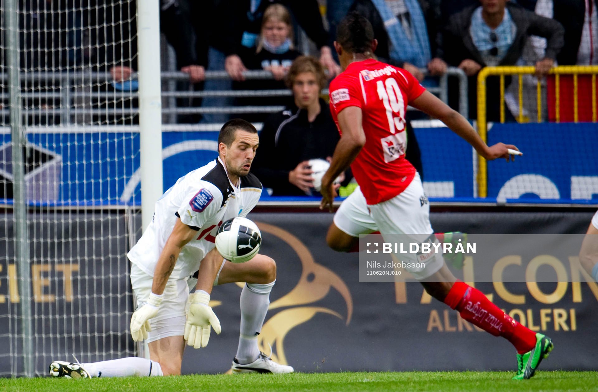  Dusan Melichárek, mälvakt, Malmö FF räddar ett skott från Ricardo Santos, Kalmar.