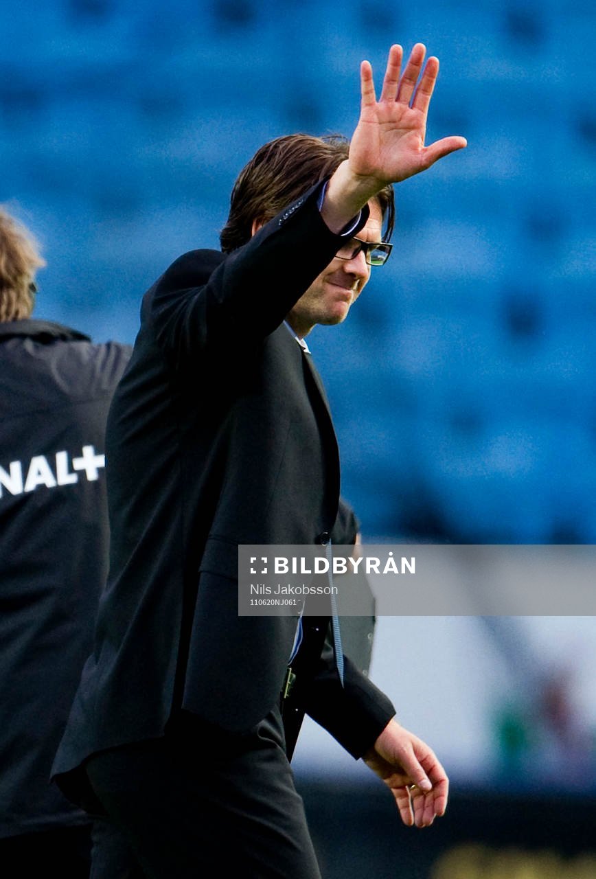 Rikard Norling, tränare, vinkar åt publiken