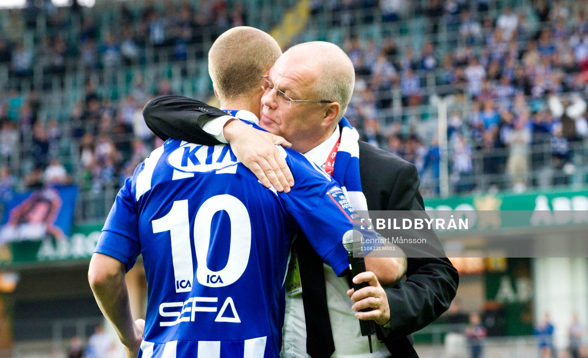 Ragnar Sigurdsson avtackas av Kent Olsson, ordförande,