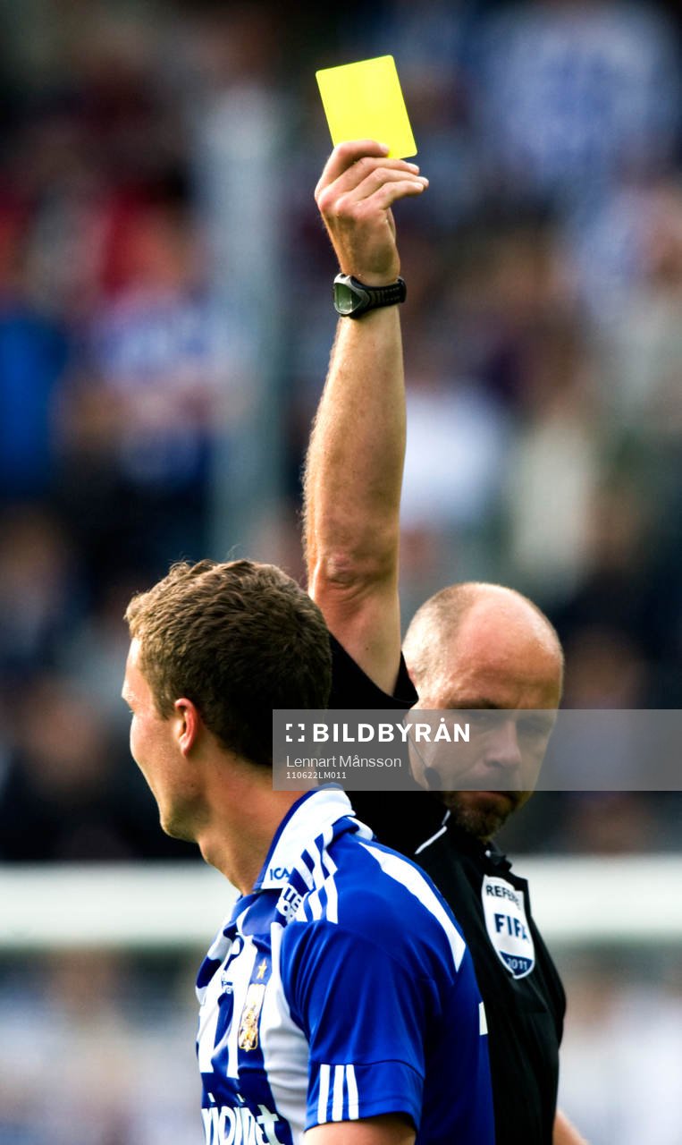 Martin Hansson, domare delar ut gult kort, varning