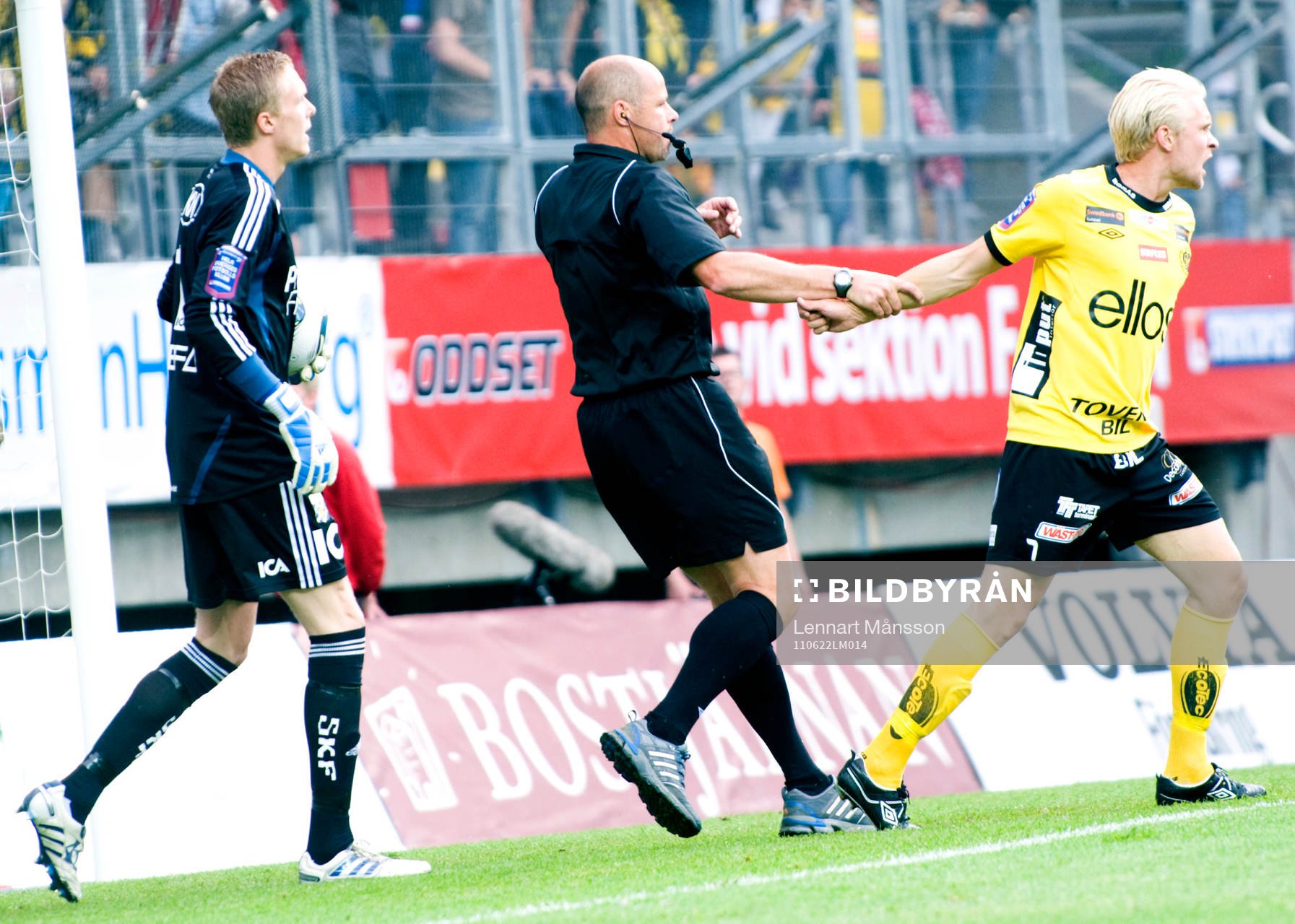 Domare Martin Hansson tar tag i Johan Larsson, Elfsborg