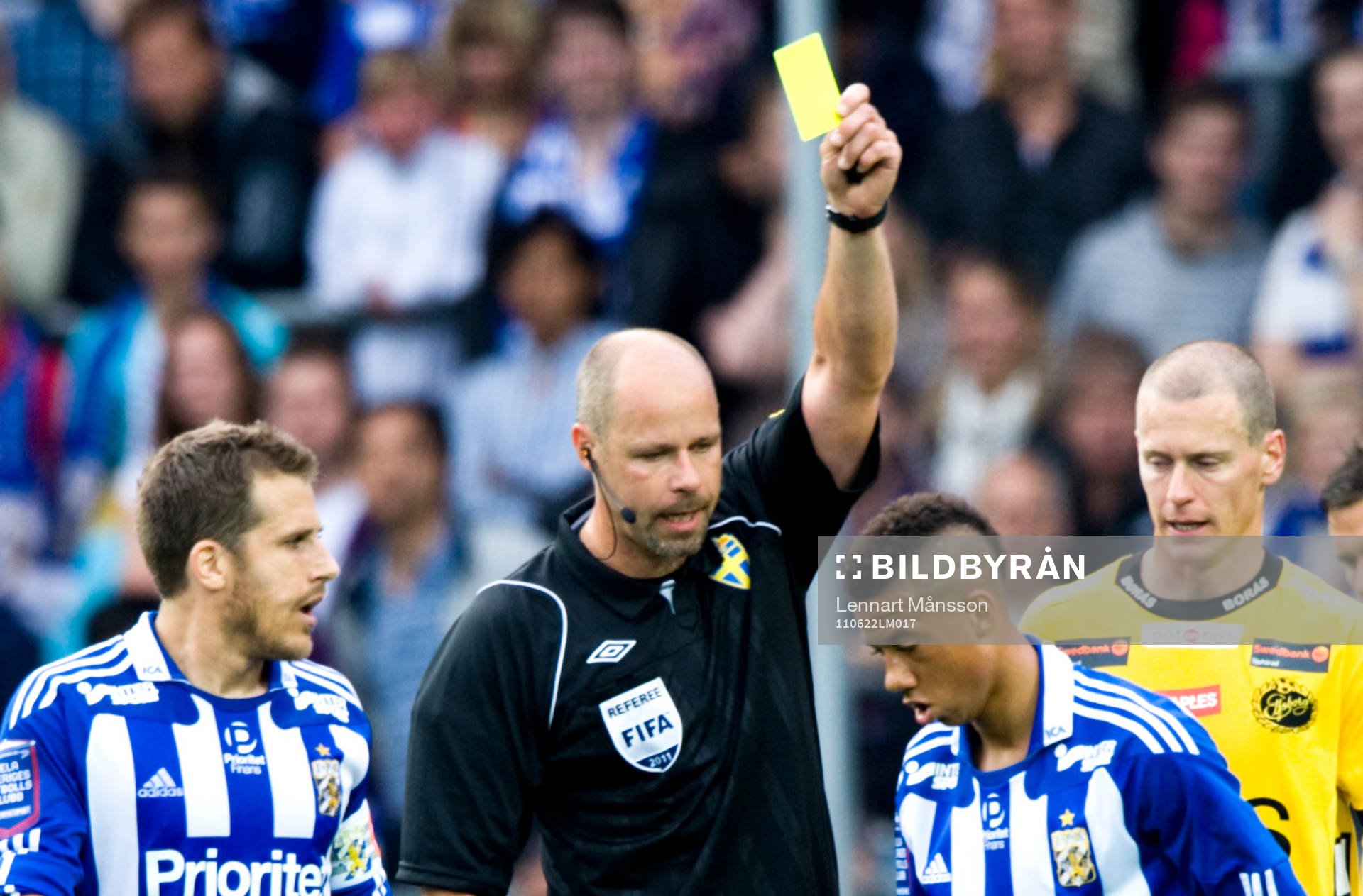 Martin hansson, domare, delar ut gult kort varning. Tobias