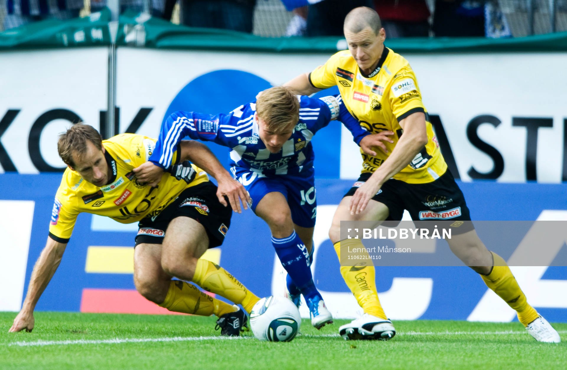 Nicklas Bärkroth, Göteborg, tas hårt av Johan Karlsson