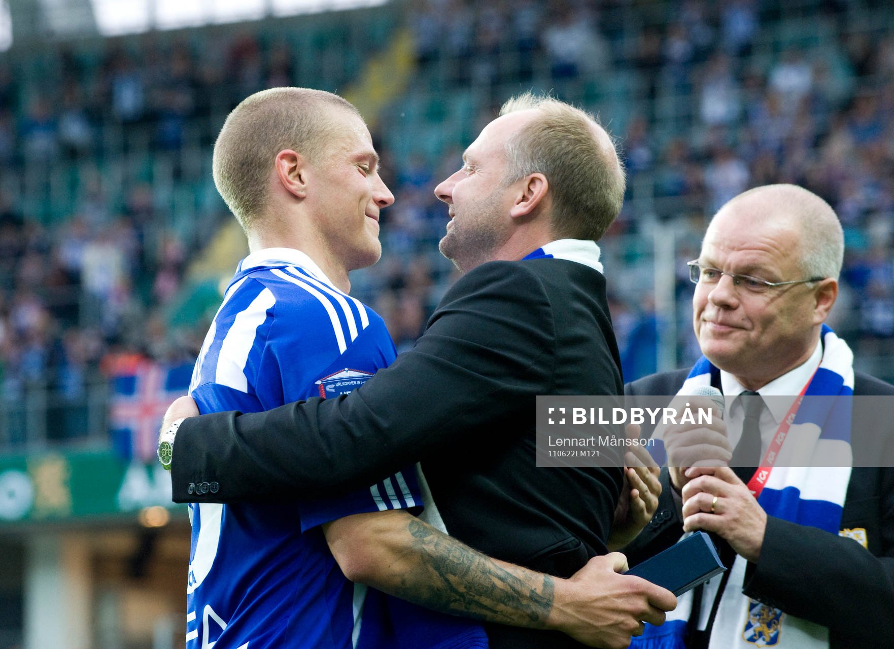 Ragnar Sigurdsson avtackas av Håkan Mild och Kent Olsson,