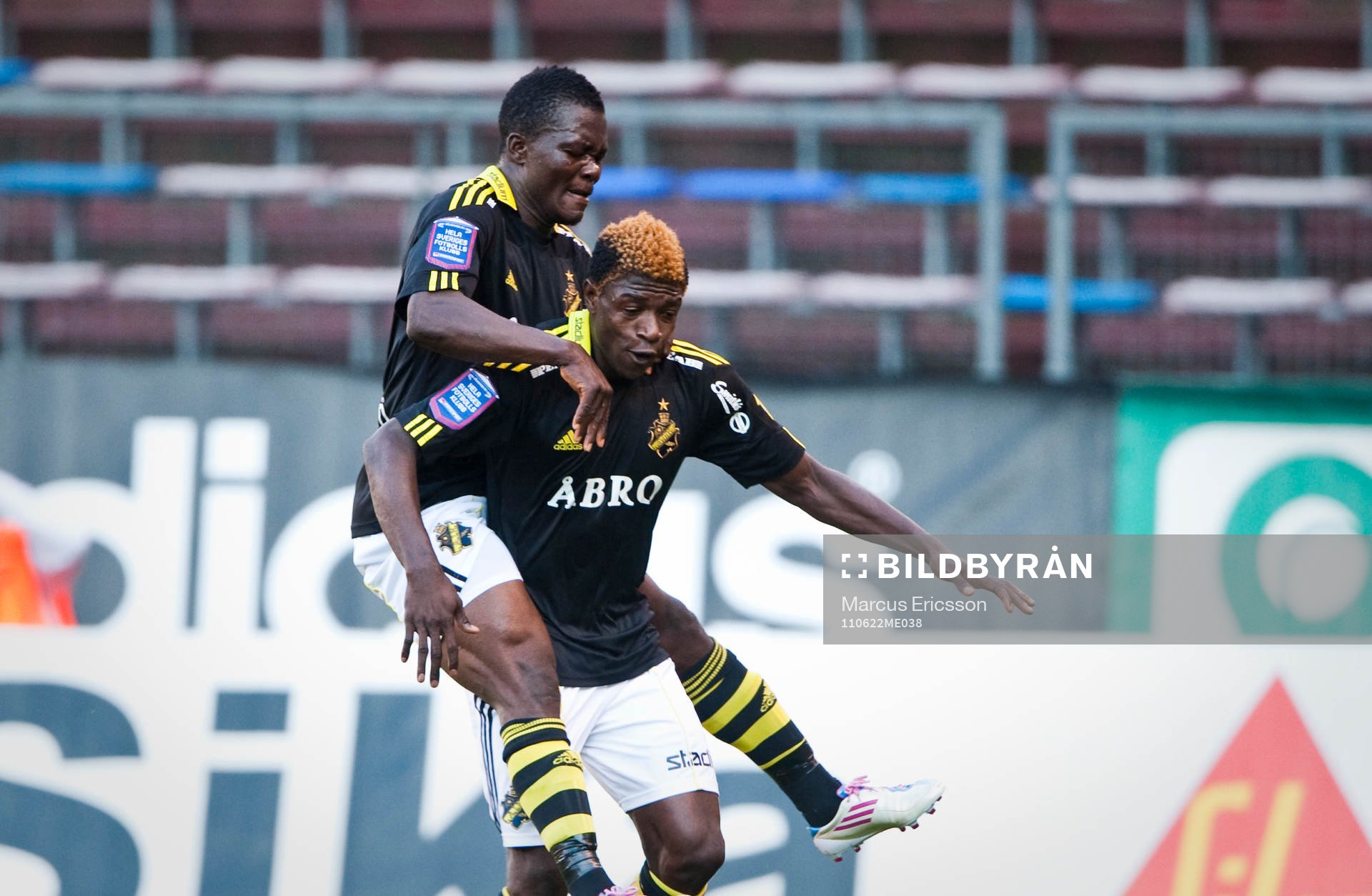  Ibrahim Tete Bangura och Mohamed Bangura, AIK jubel efter 3-0