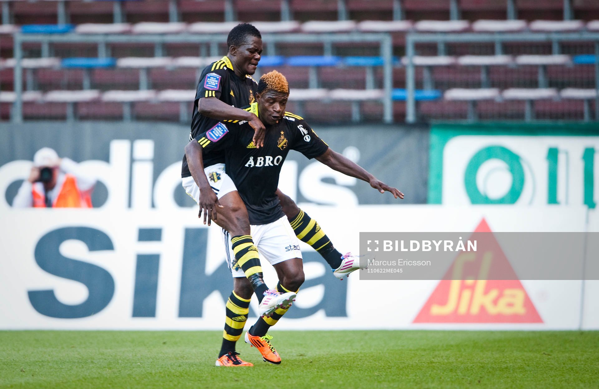  Ibrahim Tete Bangura och Mohamed Bangura, AIK jubel efter 3-0