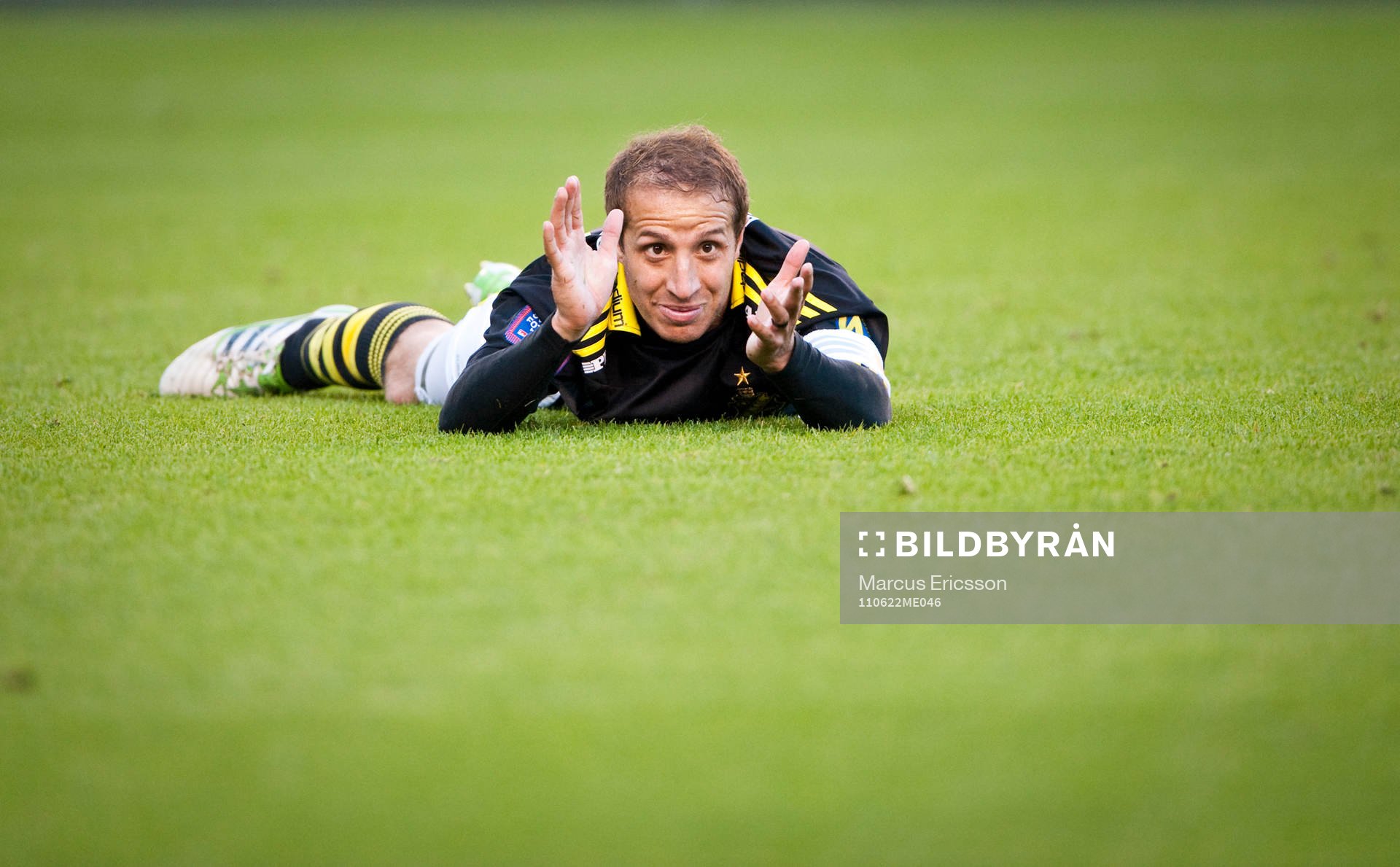 Kenny Pavey, AIK applåderar liggandes