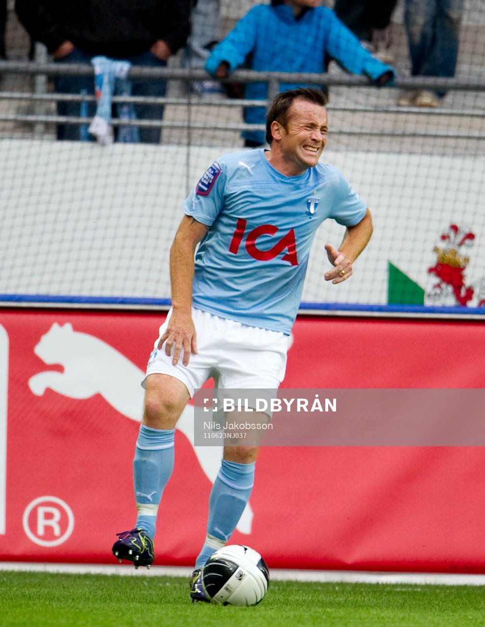 Ulrich Vinzents, Malmö FF får ont i sitt knä. Smärta,