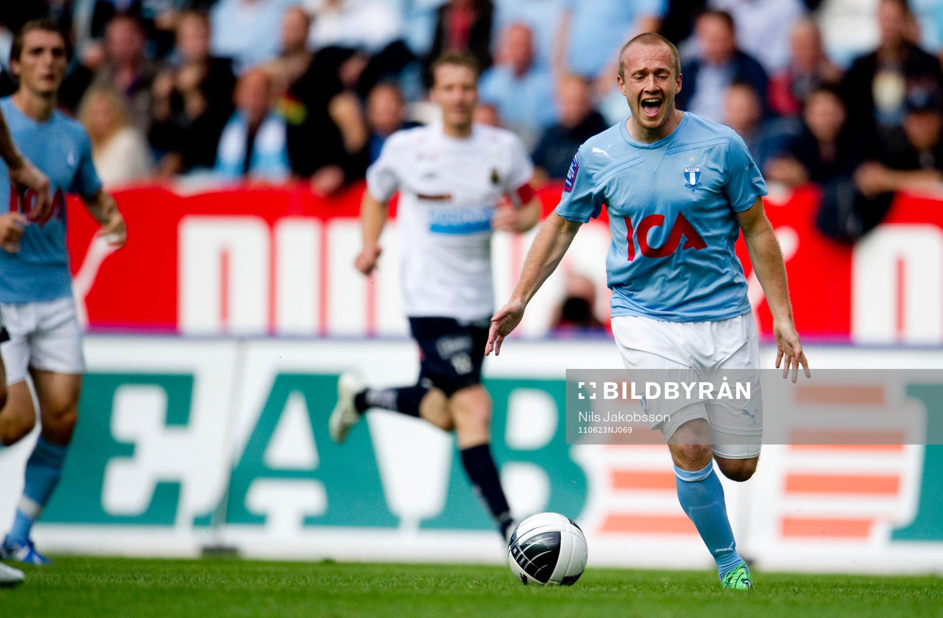 Daniel Larsson, Malmö FF, kommer lös men blir avblåst