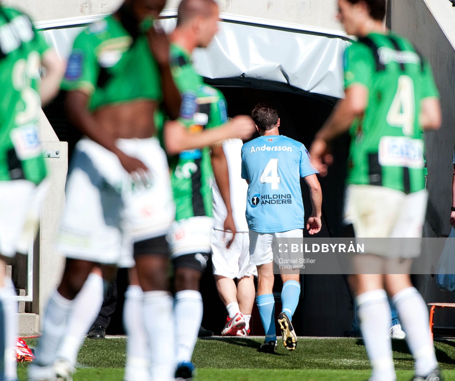 Daniel Andersson, Malmö FF, drar ner Wanderson do Carmo,