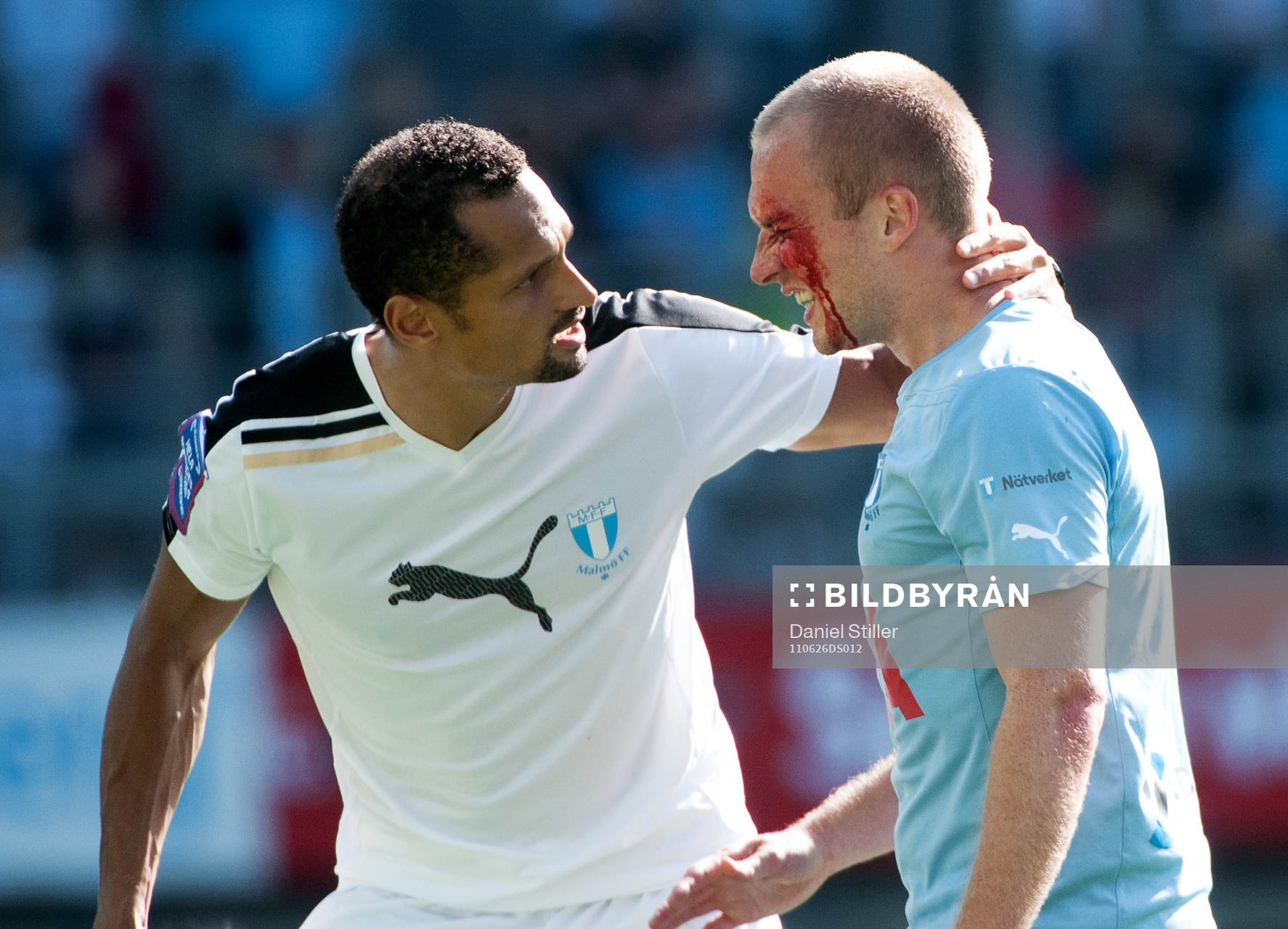 Daniel Larsson, Malmö FF, får en spark i ansiktet och