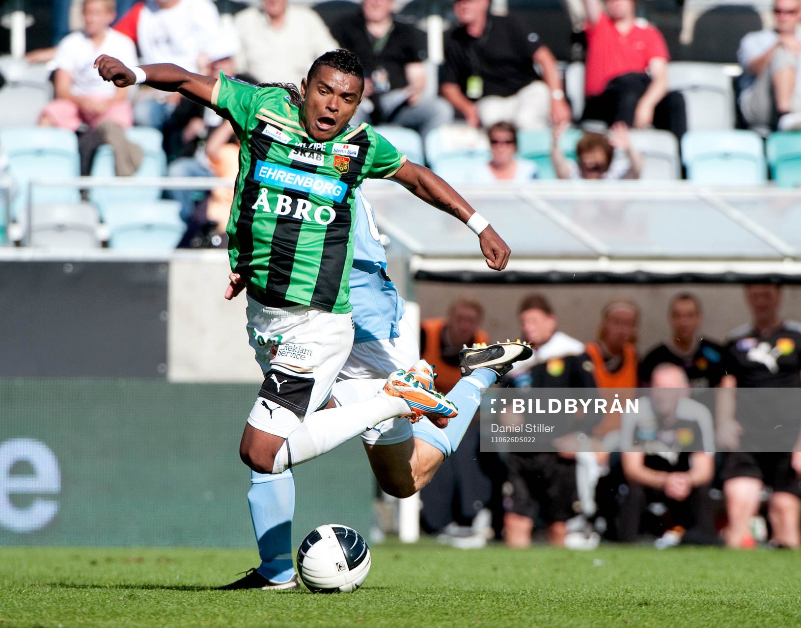 Daniel Andersson, Malmö FF, drar ner Wanderson do Carmo,