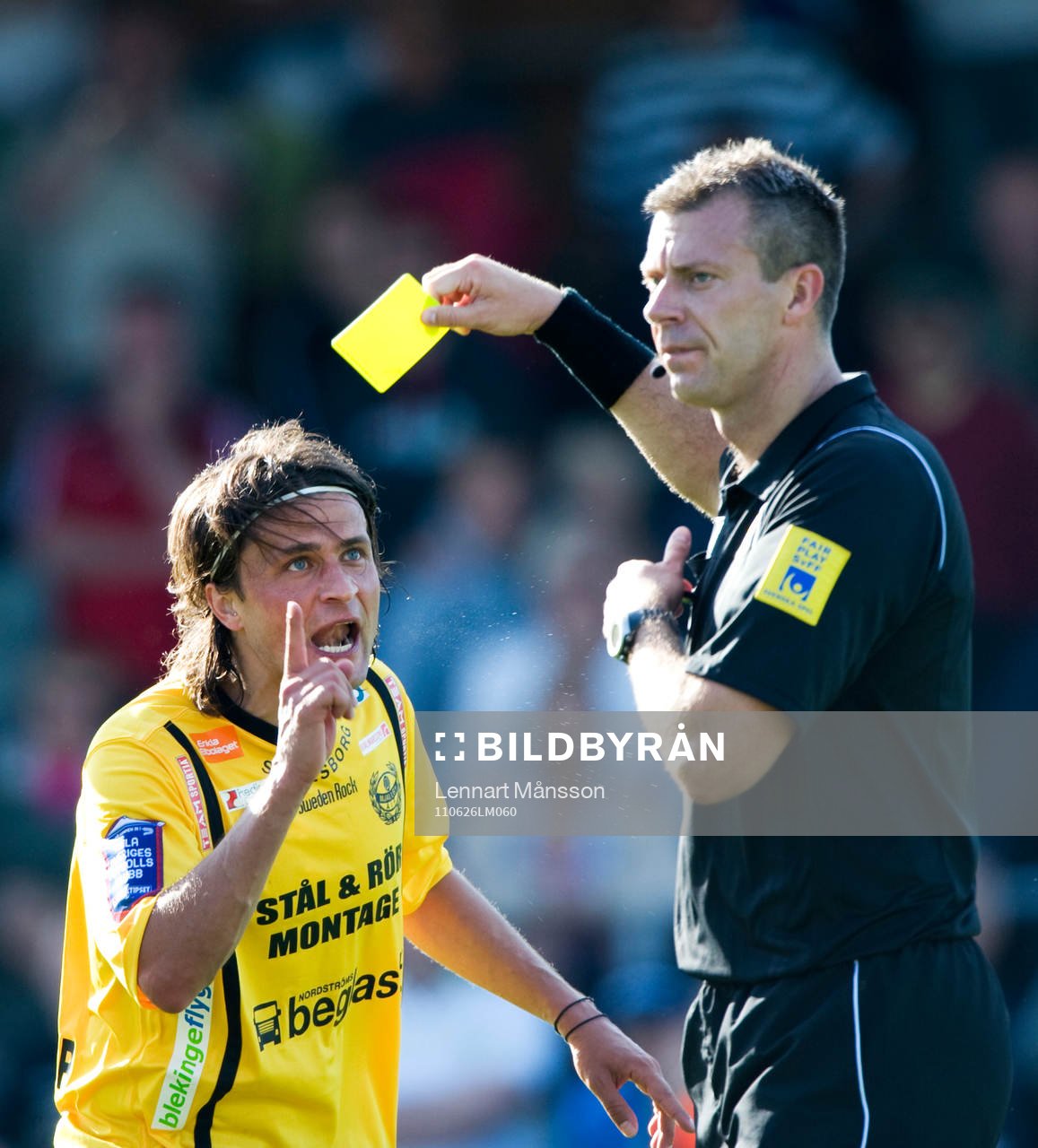 Daniel Stålhammar, domare, varnar Pavel Zavadil, Mjällby