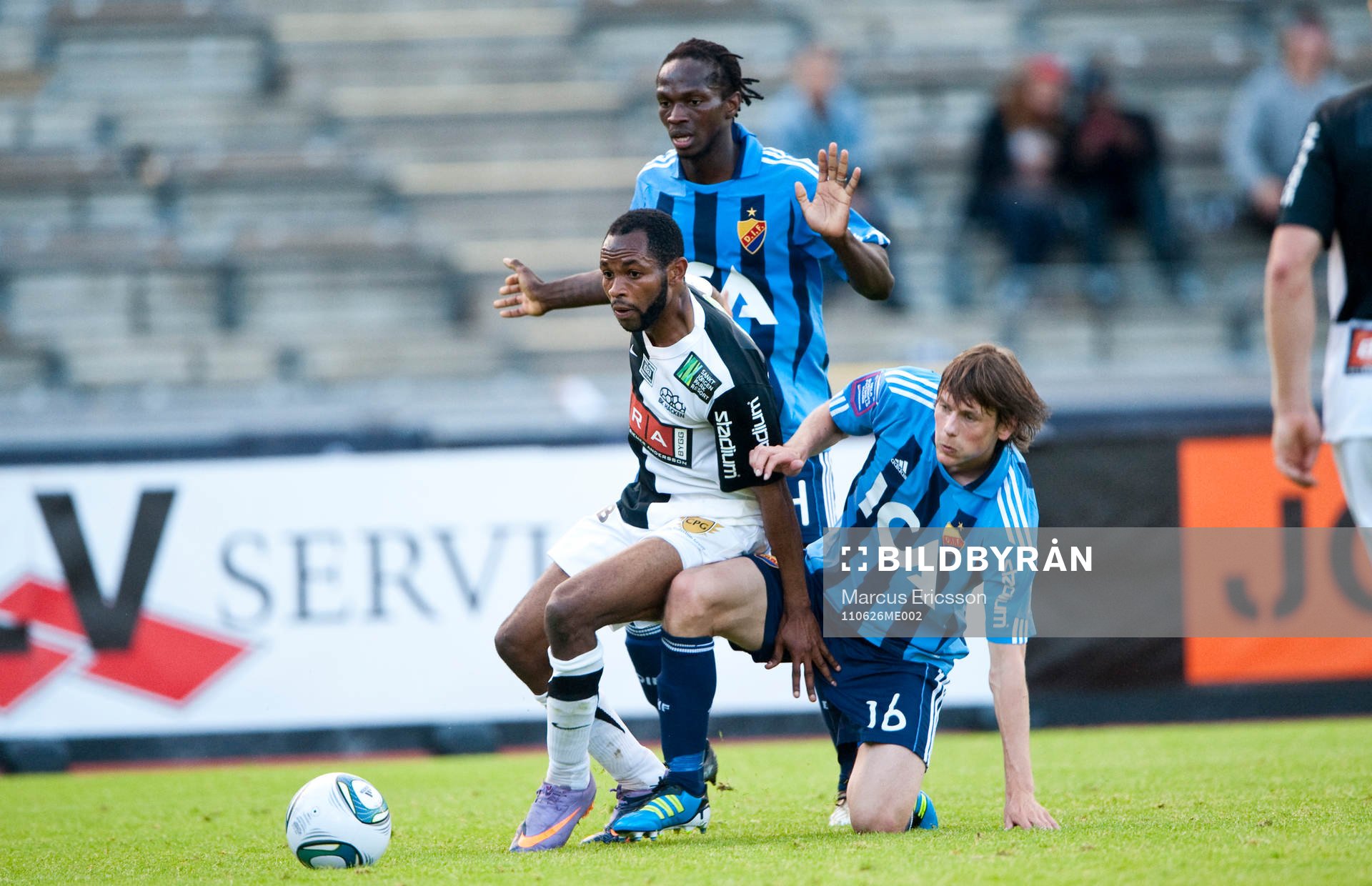 Rene Makondele, Häcken uppvaktas hårt
