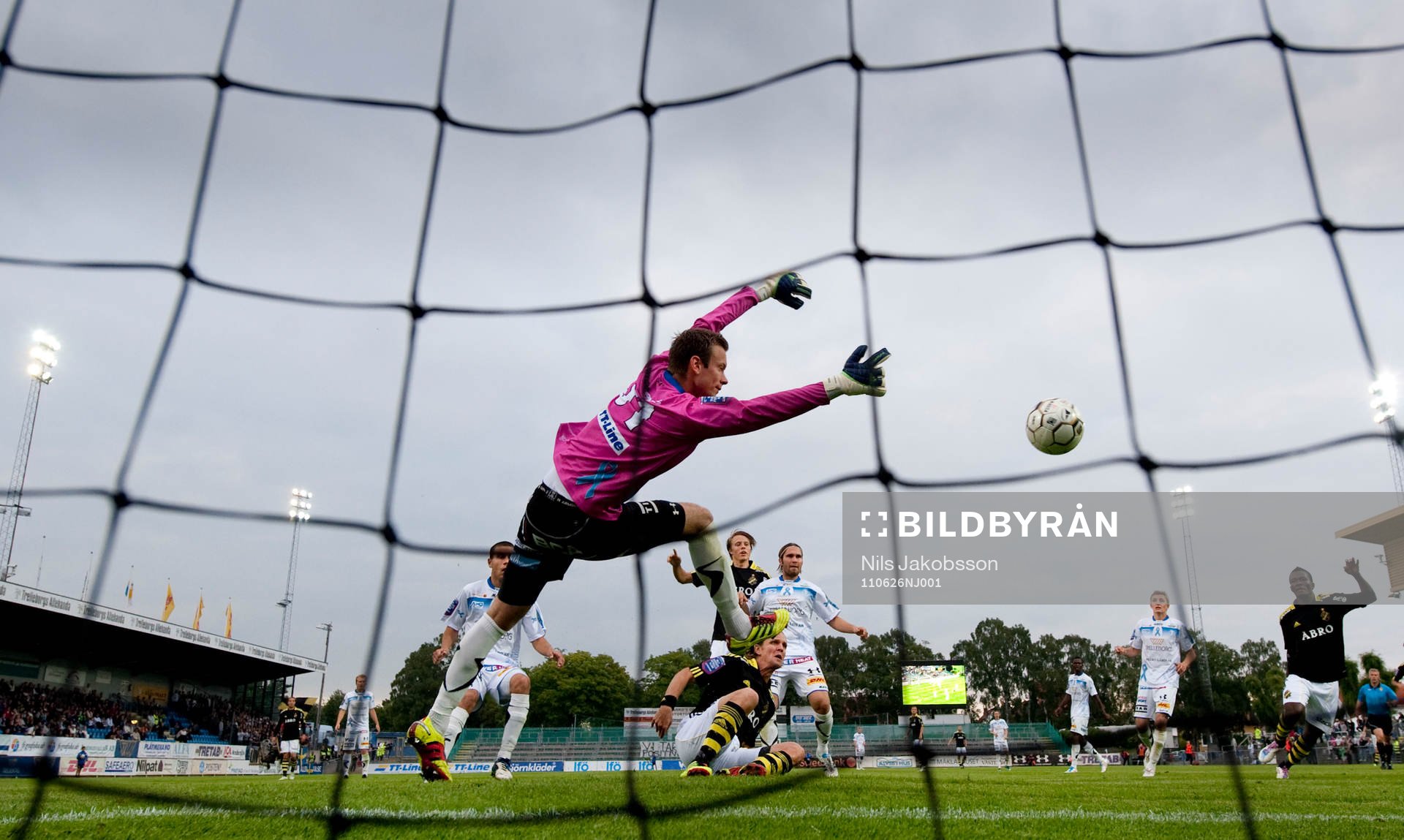 Viktor Noring, målvakt, Trelleborg ser bollen gå i mål,