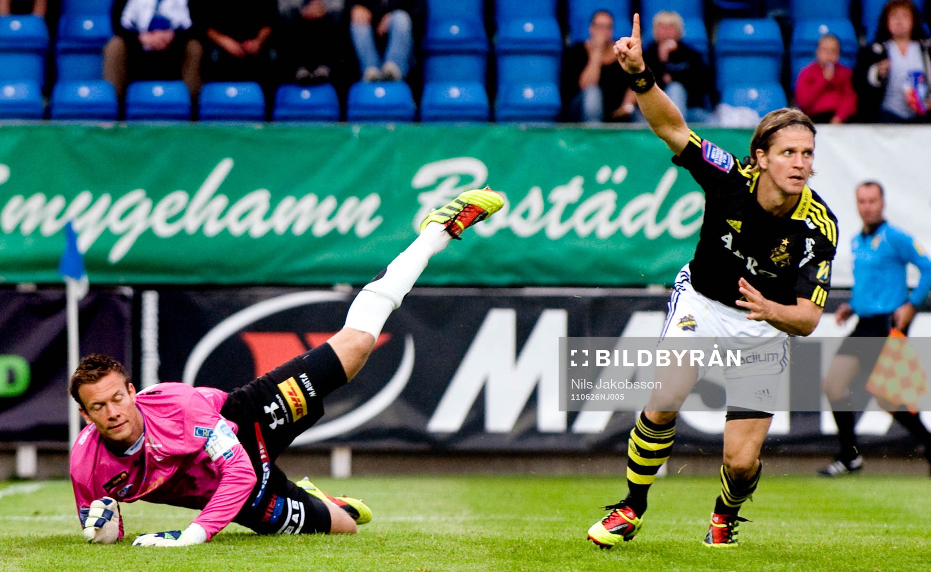  Viktor Noring, målvakt, Trelleborg ser bollen gå i mål, Martin Lorentzson, AIK jubel.